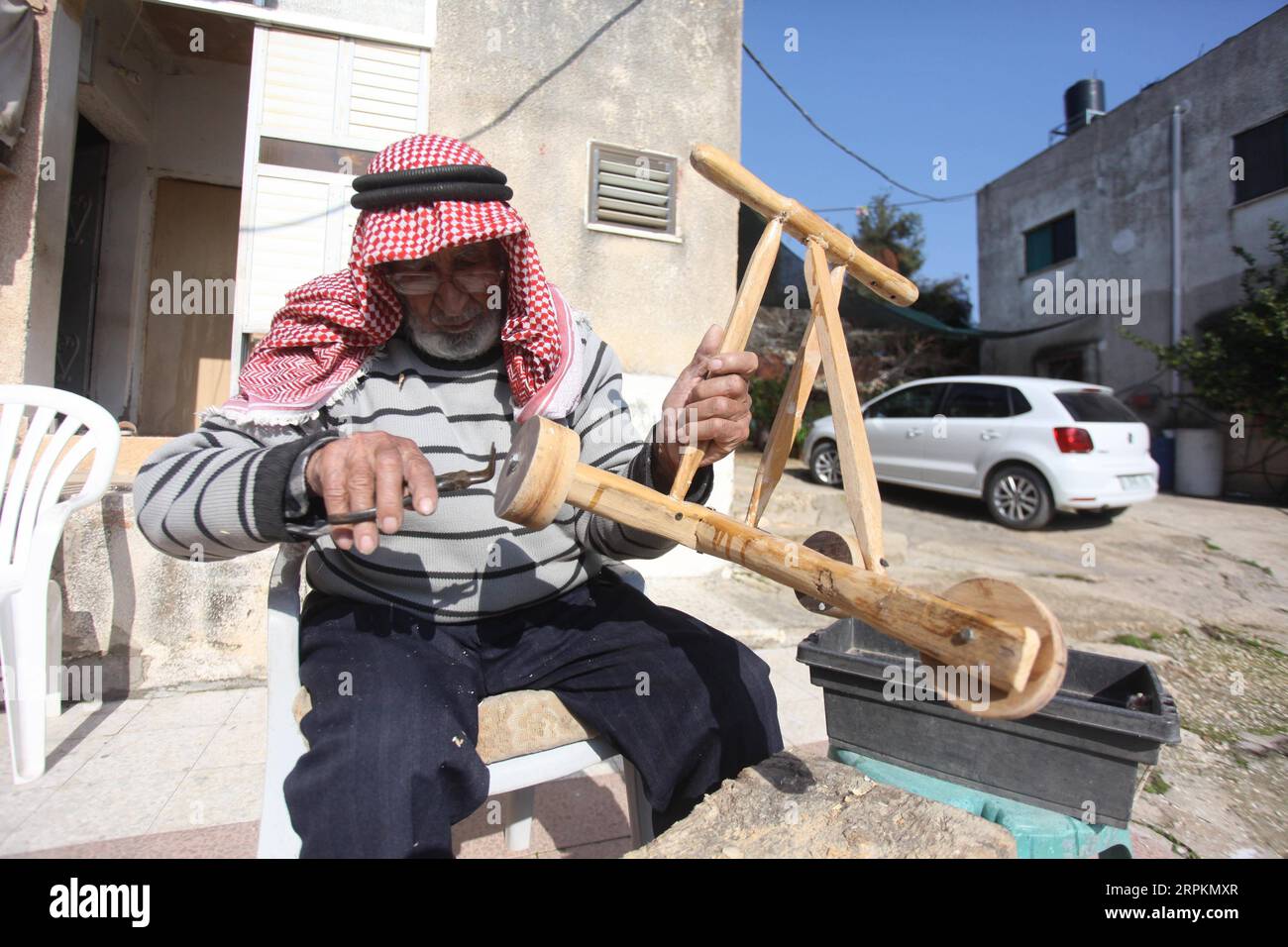 200114 -- JÉNINE, 14 janvier 2020 Xinhua -- le palestinien Mohammad Hussein travaille chez lui dans le village d'A nin, près de la ville de Jénine, au nord de la Cisjordanie, le 14 janvier 2020. Le travail principal de Mohammad Hussein, un vieil homme palestinien de Cisjordanie, est de sculpter du bois en outils agricoles simples et autres œuvres d’art en bois pour protéger l’ancien patrimoine palestinien de la disparition. POUR ALLER AVEC Feature : un aîné palestinien sculpte le bois en chefs-d'œuvre comme moyen de sauver le patrimoine antique photo de Nidal Eshtayeh/Xinhua MIDEAST-JENIN-PALESTINIAN ELDER-HERITAGE PUBLICATIONxNOTxINxCHN Banque D'Images