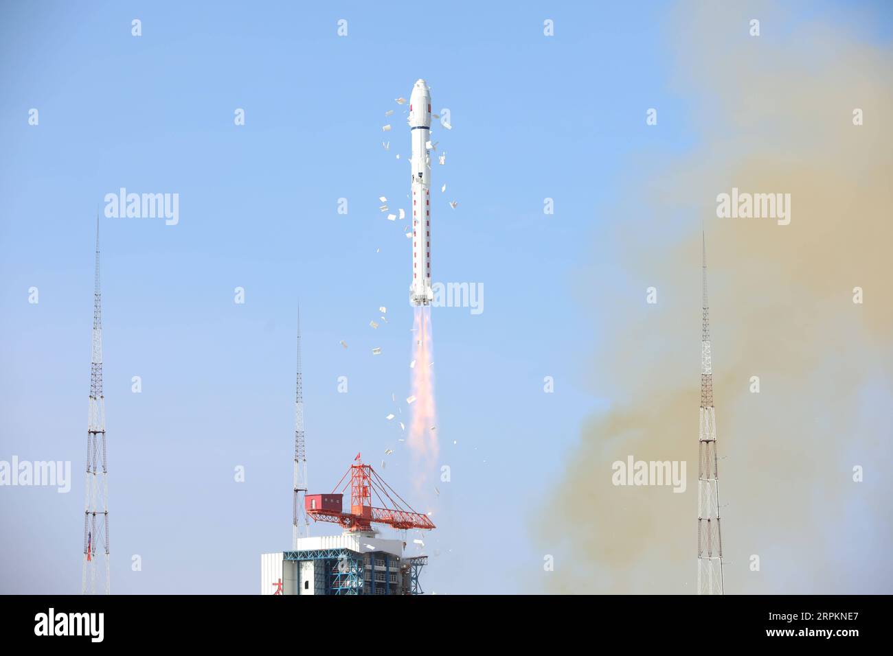 200115 -- TAIYUAN, 15 janvier 2020 -- le nouveau satellite optique de télédétection à usage commercial Red Flag-1 H9, ainsi que trois petits satellites, sont lancés par une fusée longue Mars-2D depuis le centre de lancement de satellites de Taiyuan dans la province du Shanxi, dans le nord de la Chine, le 15 janvier 2020. Mercredi matin, la Chine a envoyé un nouveau satellite optique de télédétection à usage commercial sur orbite prévue depuis le Centre de lancement de satellites de Taiyuan, dans la province du Shanxi, dans le nord de la Chine. Le satellite, appartenant à la famille des satellites Jilin-1, également appelé Red Flag-1 H9, a été lancé par une fusée longue Mars-2D. Banque D'Images