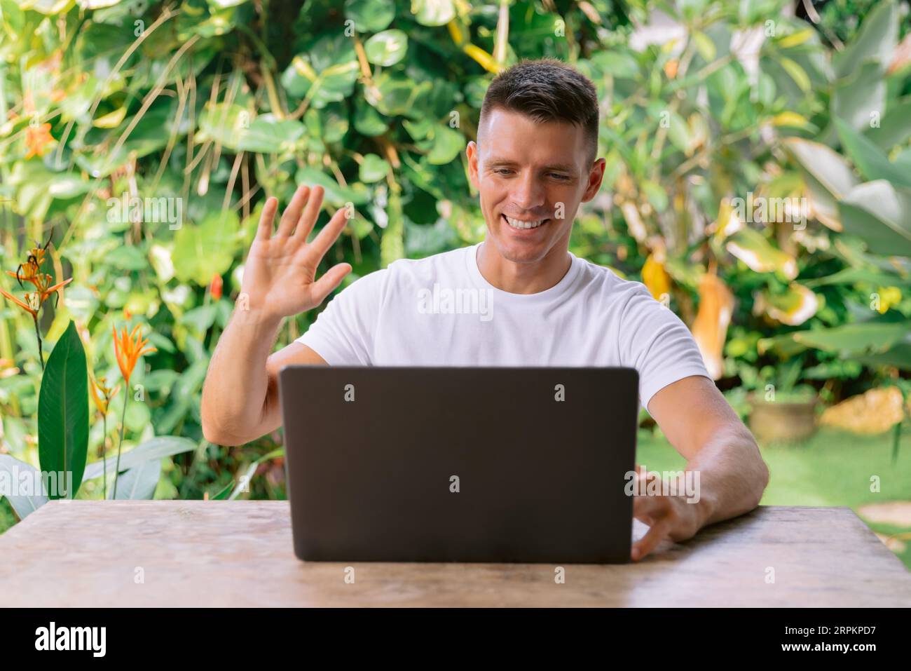 Portrait d'un homme joyeux ayant un appel vidéo sur un ordinateur portable. Banque D'Images