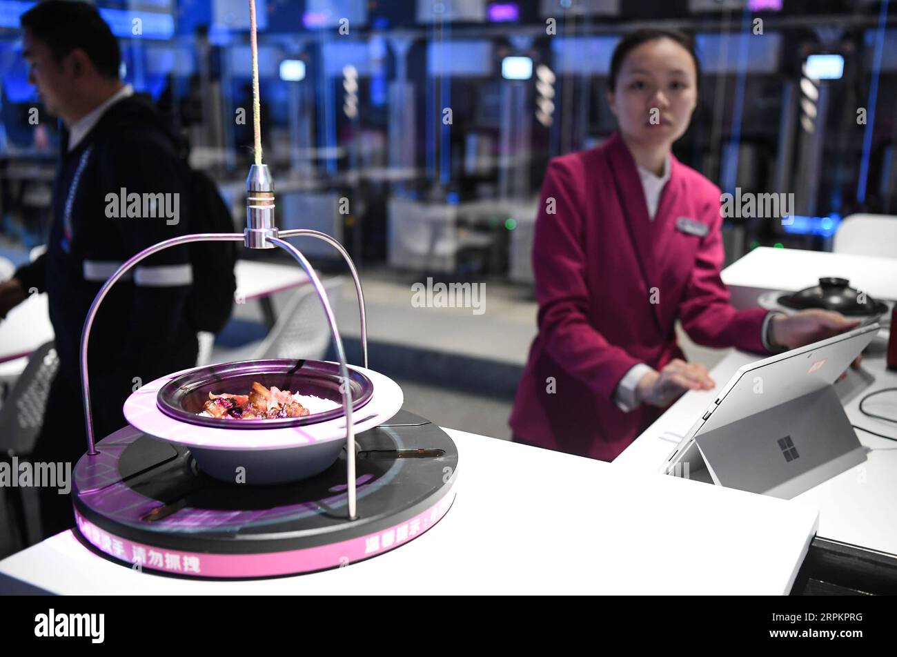 200116 -- GUANGZHOU, 16 janvier 2020 -- la photo prise le 15 janvier 2020 montre un bol de riz cuit à la vapeur dans un pot d'argile fabriqué par le robot chef et servi par le système de livraison automatique dans un restaurant intelligent à Guangzhou, capitale de la province du Guangdong du sud de la Chine. Un restaurant chinois avec des robots de service intelligents a fait ses débuts dans le centre-ville de Guangzhou vendredi dernier, présentant des dizaines de spécialités sélectionnées parmi des centaines de plats préparés par les chefs robots. Au moment où les clients entrent dans le restaurant, leurs attentions sont prises par toutes sortes de robots intelligents qui ont des travaux spécifiques à faire : le salut Banque D'Images