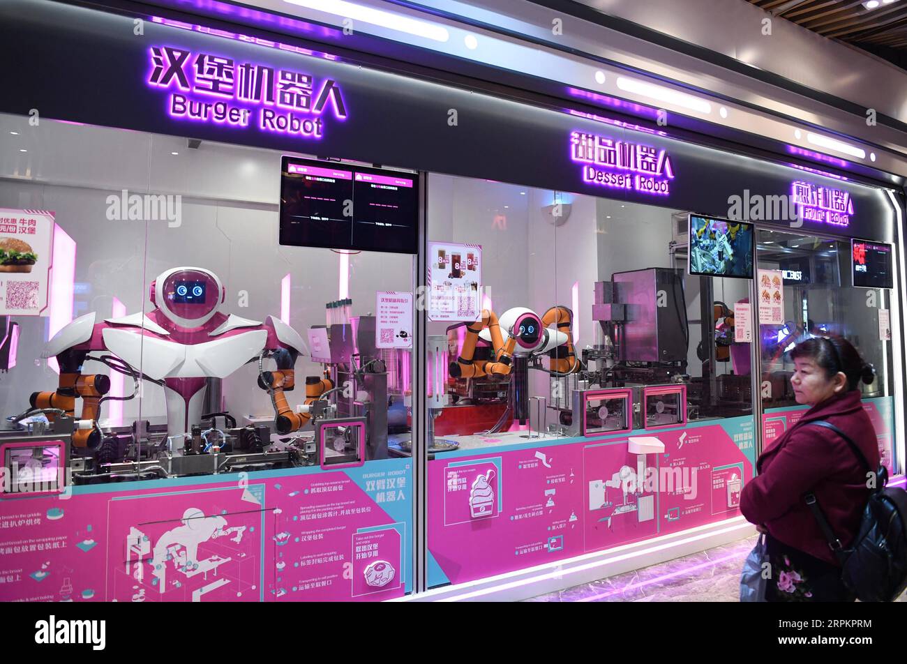 200116 -- GUANGZHOU, le 16 janvier 2020 -- la photo prise le 15 janvier 2020 montre le robot de hamburger, le robot de dessert et le robot de friture servant dans un restaurant intelligent à Guangzhou, capitale de la province du Guangdong du sud de la Chine. Un restaurant chinois avec des robots de service intelligents a fait ses débuts dans le centre-ville de Guangzhou vendredi dernier, présentant des dizaines de spécialités sélectionnées parmi des centaines de plats préparés par les chefs robots. Au moment où les clients entrent dans le restaurant, leurs attentions sont prises par toutes sortes de robots intelligents qui ont des travaux spécifiques à faire : le robot de salutation debout à l'entrée pour guider Banque D'Images