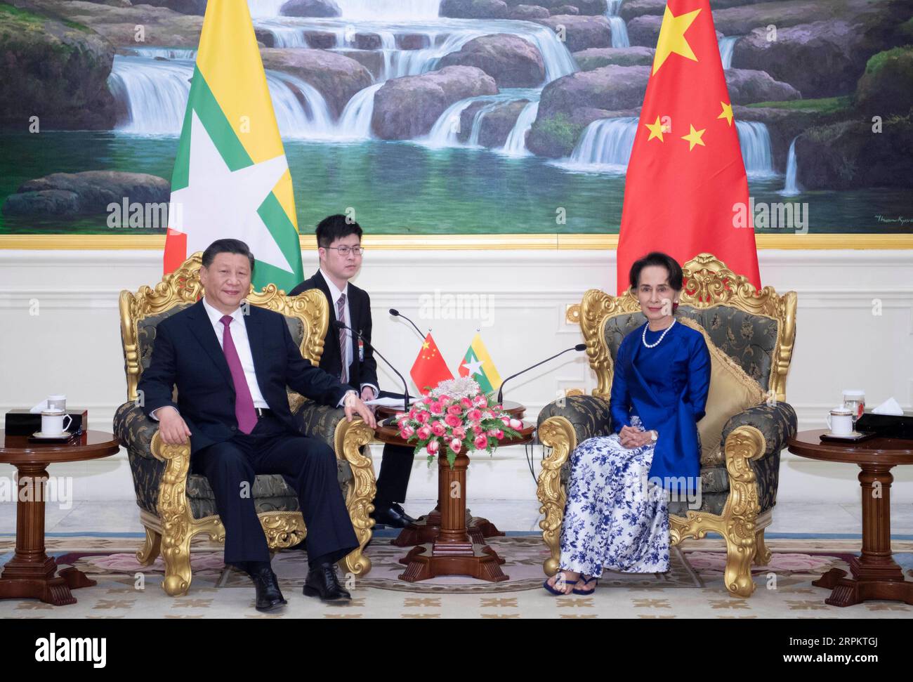 200117 -- NAY PYI TAW, le 17 janvier 2020 -- le président chinois Xi Jinping rencontre la conseillère d'État du Myanmar, Aung San Suu Kyi, après avoir assisté à une grande cérémonie de bienvenue organisée par le président du Myanmar U Win Myint au palais présidentiel de Nay Pyi Taw, Myanmar, le 17 janvier 2020. Aung San Suu Kyi est venue au palais présidentiel pour adresser ses chaleureuses salutations à Xi. MYANMAR-NAY PYI TAW-CHINA-XI JINPING-STATE COUNSELLOR-MEETING XIEXHUANCHI PUBLICATIONXNOTXINXCHN Banque D'Images