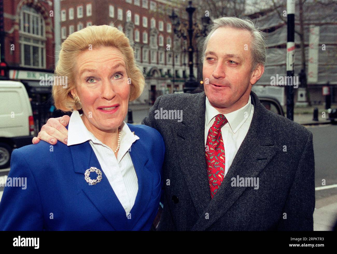 Neil Hamilton à la haute Cour avec sa femme Christine où il a perdu son affaire de diffamation contre Mohamed Al Fayed pour "cash for questions", le 14 novembre 99 Banque D'Images