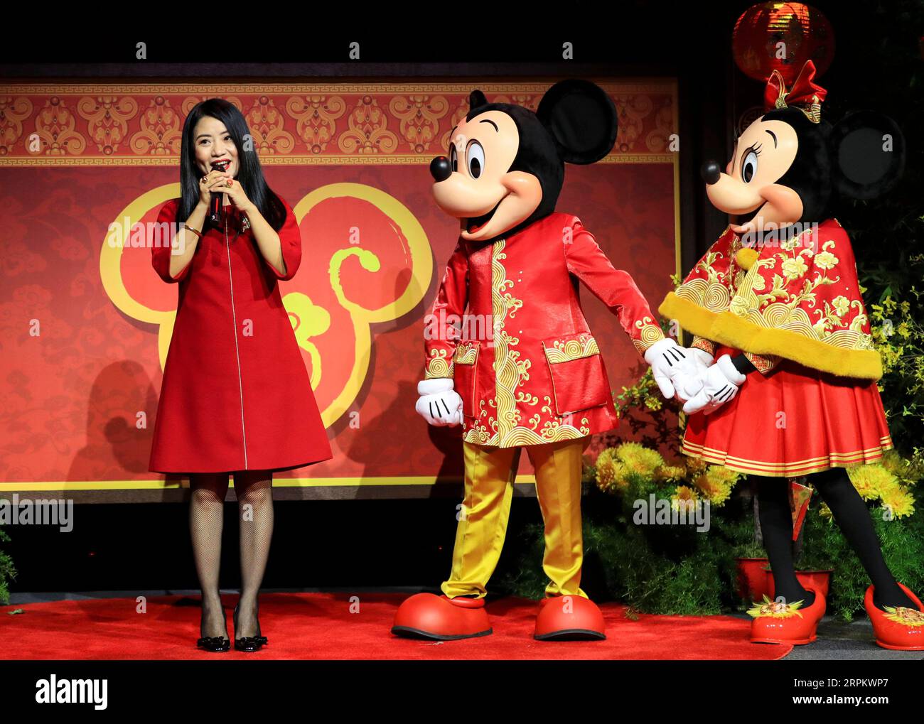 200119 -- ANAHEIM, le 19 janvier 2020 -- Mickey et Minnie vêtus de leurs nouveaux costumes traditionnels de style chinois posent pour des photos avec le couturier Guo Pei lors des célébrations du nouvel an lunaire chinois au Disney s California Adventure Park à Anaheim, aux États-Unis, le 17 janvier 2020. Mickey et Minnie Mouse de Disney ont donné le coup d'envoi de la saison du nouvel an chinois vendredi au California Adventure Park de Disney, avec leurs nouveaux costumes traditionnels de style chinois conçus par le grand couturier international Guo Pei. ÉTATS-UNIS-ANAHEIM-DISNEY S CALIFORNIA ADVENTURE PARK-CELEBRATIONS LIXYI Banque D'Images