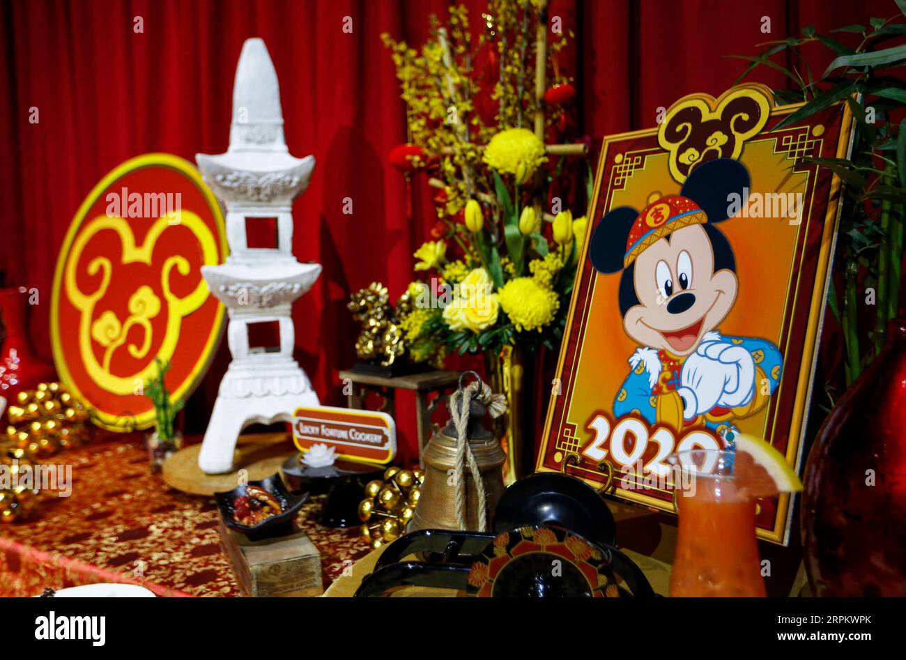 200119 -- ANAHEIM, le 19 janvier 2020 -- des objets de style chinois mettant en vedette les images de Mickey Mouse sont exposés pendant les célébrations du nouvel an lunaire chinois au California Adventure Park de Disney à Anaheim, aux États-Unis, le 17 janvier 2020. Mickey et Minnie Mouse de Disney ont donné le coup d'envoi de la saison du nouvel an chinois vendredi au California Adventure Park de Disney, avec leurs nouveaux costumes traditionnels de style chinois conçus par le grand couturier international Guo Pei. U.S.-ANAHEIM-DISNEY S CALIFORNIA ADVENTURE PARK-CELEBRATIONS LIXYING PUBLICATIONXNOTXINXCHN Banque D'Images