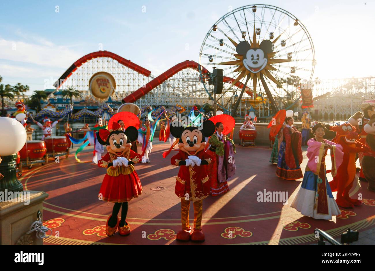 200119 -- ANAHEIM, le 19 janvier 2020 -- Charaters of Disney accueille les visiteurs lors des célébrations du nouvel an lunaire chinois au California Adventure Park de Disney à Anaheim, aux États-Unis, le 17 janvier 2020. Mickey et Minnie Mouse de Disney ont donné le coup d'envoi de la saison du nouvel an chinois vendredi au California Adventure Park de Disney, avec leurs nouveaux costumes traditionnels de style chinois conçus par le grand couturier international Guo Pei. U.S.-ANAHEIM-DISNEY S CALIFORNIA ADVENTURE PARK-CELEBRATIONS LIXYING PUBLICATIONXNOTXINXCHN Banque D'Images