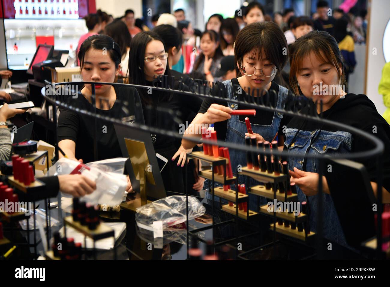 200119 -- HAIKOU, le 19 janvier 2020 -- les clients achètent dans une boutique hors taxes à Haikou, capitale de la province de Hainan du sud de la Chine, le 19 janvier 2020. Les magasins hors taxes offshore de la province insulaire chinoise de Hainan ont rapporté en 13,61 milliards de yuans environ 1,97 milliards de dollars américains de ventes en 2019, en hausse de 35 pour cent d'une année sur l'autre, ont déclaré mercredi les autorités locales. Les données du ministère provincial des Finances ont montré que les boutiques hors taxes de Hainan ont enregistré environ 3,84 millions d achats, soit une hausse de 34 % en glissement annuel. CHINE-HAINAN-VENTES HORS TAXES GuoxCheng PUBLICATIONxNOTxINxCHN Banque D'Images