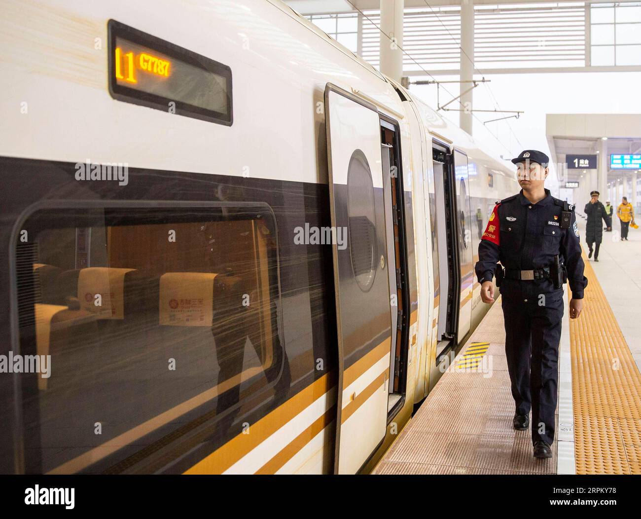 200121 -- PÉKIN, le 21 janvier 2020 -- Un policier des chemins de fer effectue des contrôles de sécurité le long du train à grande vitesse G7787 en direction de la gare ferroviaire de Hongqiao, à Shanghai de l est de la Chine, à Fuyang West Station à Fuyang, province de l Anhui, dans l est de la Chine, le 1 décembre 2019. Xinhua Headlines : l'expansion du chemin de fer à grande vitesse de la Chine rend les voyages à la maison plus faciles, le cozier CaoxLi PUBLICATIONxNOTxINxCHN Banque D'Images