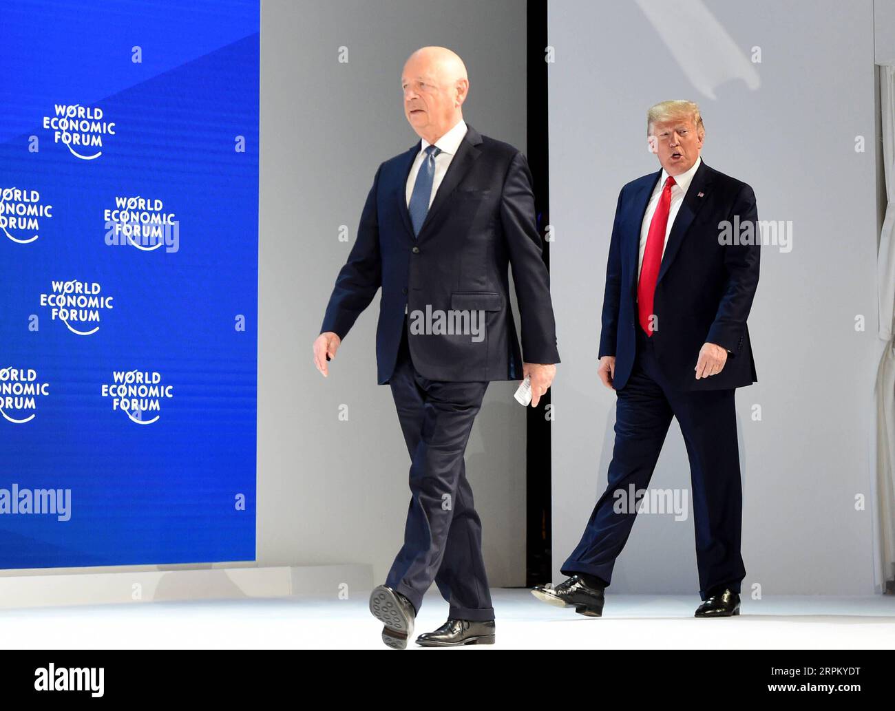 200121 -- DAVOS, le 21 janvier 2020 -- le président américain Donald Trump R et Klaus Schwab, fondateur et président exécutif du Forum économique mondial, assistent à la réunion annuelle du Forum économique mondial à Davos, en Suisse, le 21 janvier 2020. SUISSE-DAVOS-RÉUNION ANNUELLE DU FEM-TRUMP GUOXCHEN PUBLICATIONXNOTXINXCHN Banque D'Images