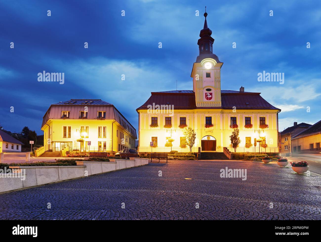 Hlinsko ville, tchèque Rapublic - Hôtel de ville baroque avec tour de l'horloge la nuit, Vysocina Banque D'Images