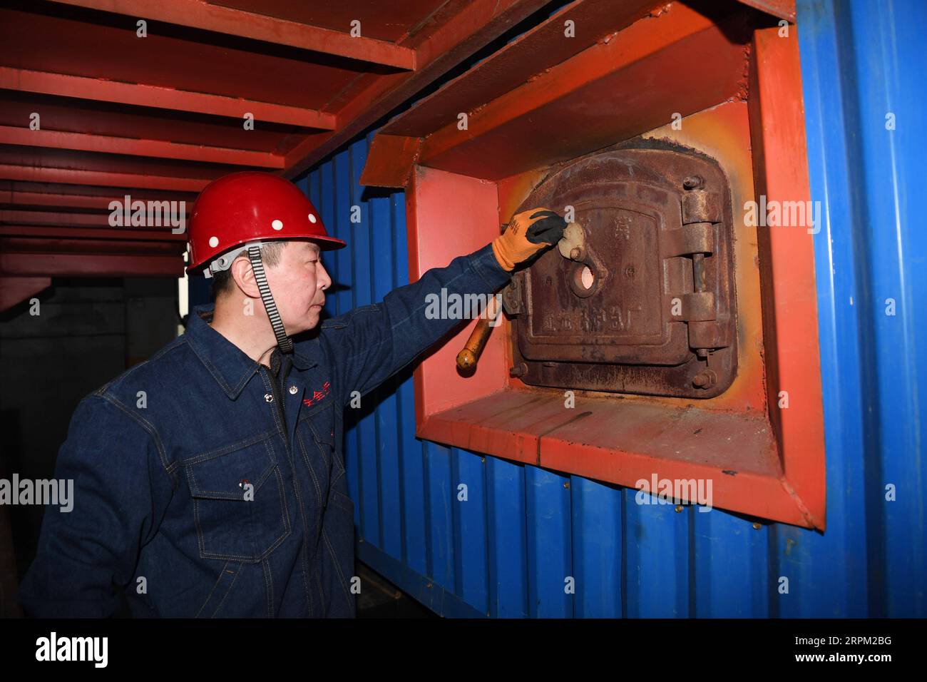 200125 -- ALTAY, le 25 janvier 2020 Xinhua -- un ouvrier vérifie une chaudière pour le système de chauffage d'Altay, dans la région autonome ouïgoure du Xinjiang du nord-ouest de la Chine, le 25 janvier 2020. Le premier jour du nouvel an lunaire chinois, beaucoup de gens ont choisi de remplir leur devoir sur leurs postes. XINHUA/SADAT CHINE-CHINOIS LUNAR NOUVEL AN-GENS AU TRAVAIL CN PUBLICATIONXNOTXINXCHN Banque D'Images