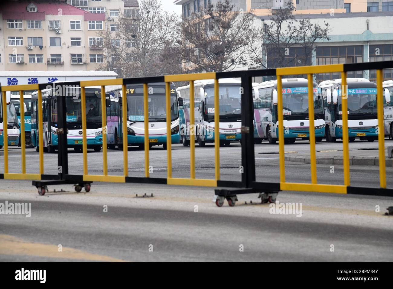 200127 -- QINGDAO, 27 janvier 2020 -- une photo prise le 27 janvier 2020 montre des autobus suspendus à un terminal de bus à Qingdao, dans la province du Shandong de l est de la Chine. Pour contenir la propagation du nouveau coronavirus, après avoir suspendu dimanche les services de bus interprovinciaux de passagers au Shandong, tous les services de bus interurbains de passagers au Shandong sont suspendus à partir de lundi. CHINE-SHANDONG-PASSAGER BUS-SUSPENSION CN LIXZIHENG PUBLICATIONXNOTXINXCHN Banque D'Images