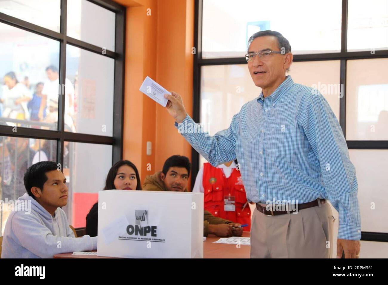 200127 -- LIMA, le 27 janvier 2020 Xinhua -- le président du Pérou, Martin Vizcarra, a déposé son bulletin de vote lors des élections au Congrès dans un bureau de vote de Moquegua, au Pérou, le 26 janvier 2020. Le président péruvien Martin Vizcarra a voté dimanche aux élections pour une nouvelle législature, environ cinq mois après avoir dissous un Congrès qui résistait à ses réformes anti-corruption. Quelque 24 799 384 000 électeurs inscrits sont habilités à élire 130 membres du Congrès sur un groupe de plus de 2 300 candidats issus de 21 partis politiques. De nouveaux législateurs achèveront la période du Congrès 2016-2021. ANDINA/document via Xinhua Banque D'Images