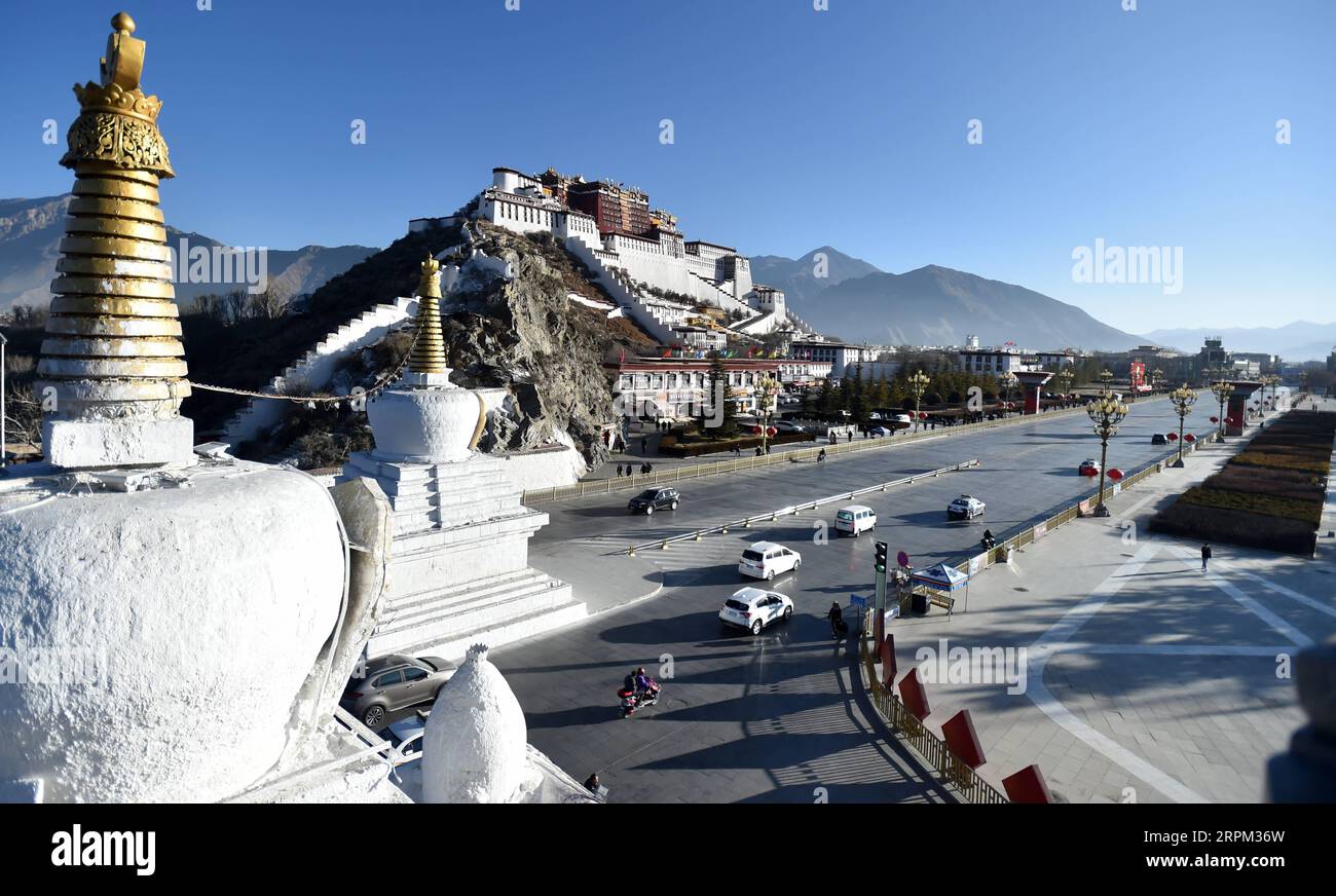 200127 -- LHASSA, 27 janvier 2020 -- une photo prise le 27 janvier 2020 montre le palais du Potala à Lhassa, dans la région autonome du Tibet du sud-ouest de la Chine. Le palais du Potala sera fermé à partir du 27 janvier jusqu’à nouvel ordre dans le but d’empêcher la propagation possible du nouveau coronavirus, ont déclaré dimanche les autorités locales. CHINE-TIBET-LHASSA-NOUVEAU CORONAVIRUS-PRÉVENTION CN CHOGO PUBLICATIONXNOTXINXCHN Banque D'Images