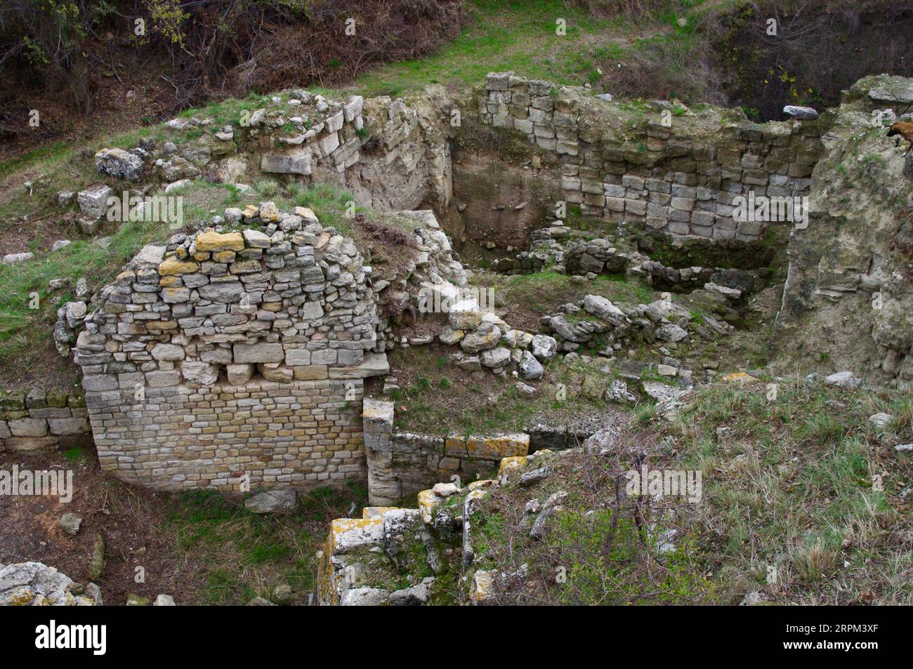 Tevfikiye, Türkiye, structures en ruine dans l'ancienne ville de Troie. Banque D'Images