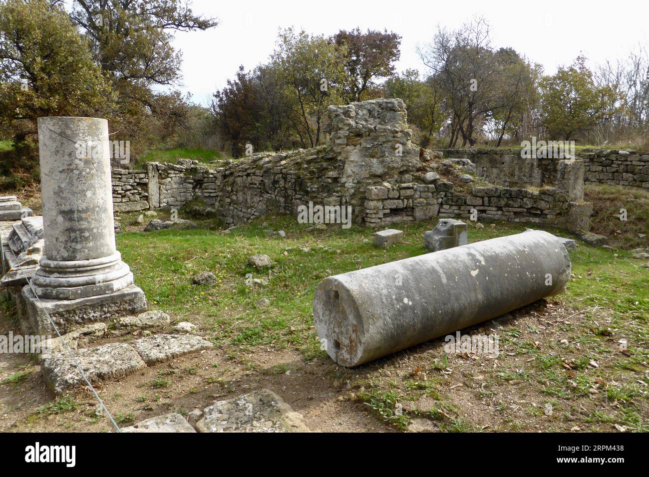 Tevfikiye, Türkiye, 19 novembre 2014. Anciennes colonnes de pierre à l'ancienne ville de Troie. Banque D'Images