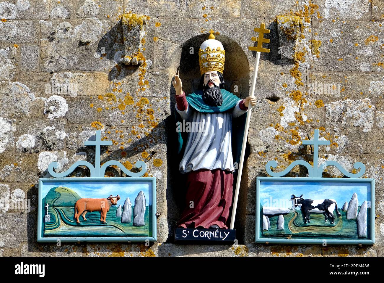 Statue de St Cornely sur la façade avant de l'église Saint Cornely à Carnac en Bretagne France Banque D'Images