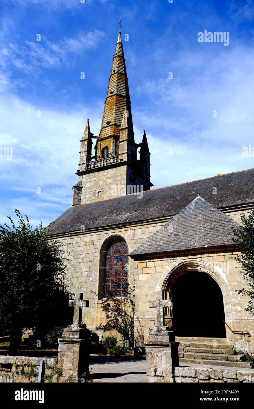 Le côté de l'église St Cornely à Carnac France Banque D'Images