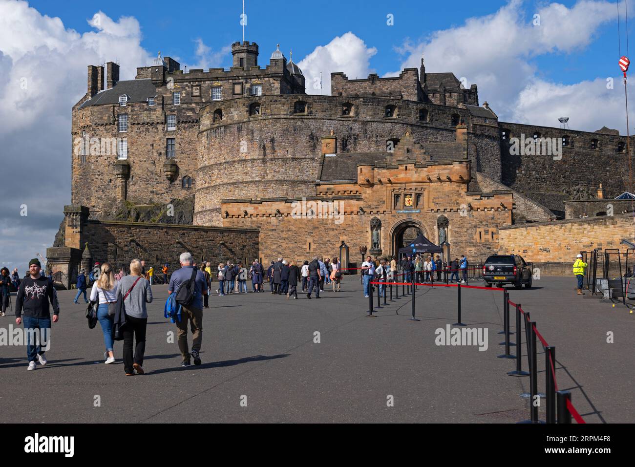 Édimbourg, Écosse, Royaume-Uni - 11 mai 2023 - Groupe de touristes devant le château d'Édimbourg, monument de la ville. Banque D'Images