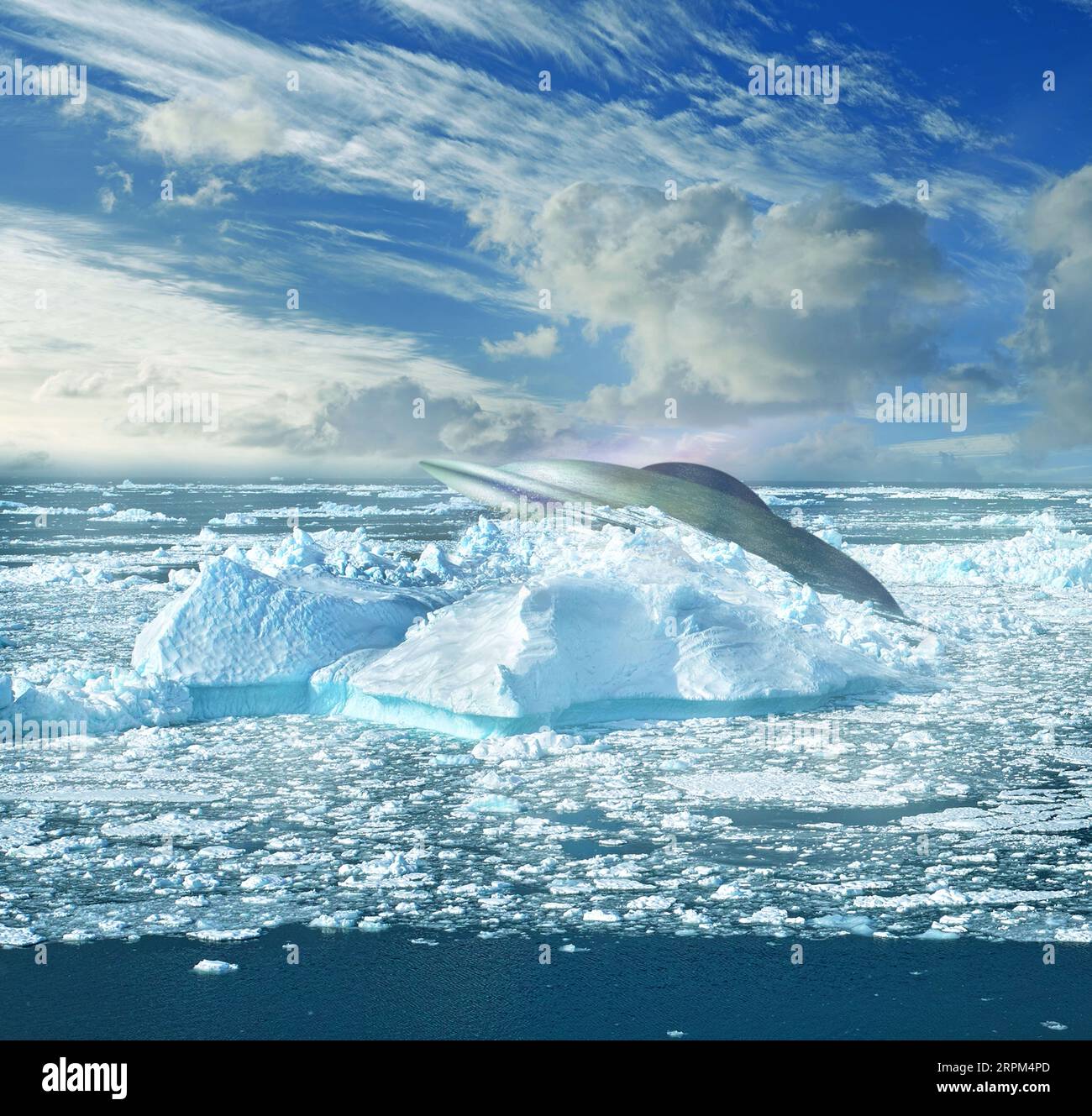 Extraterrestre, neige et atterrissage en crash avec un OVNI sur un ciel bleu en hiver pour une découverte extraterrestre ou fantasme. Univers, iceberg et vaisseau spatial dans Banque D'Images