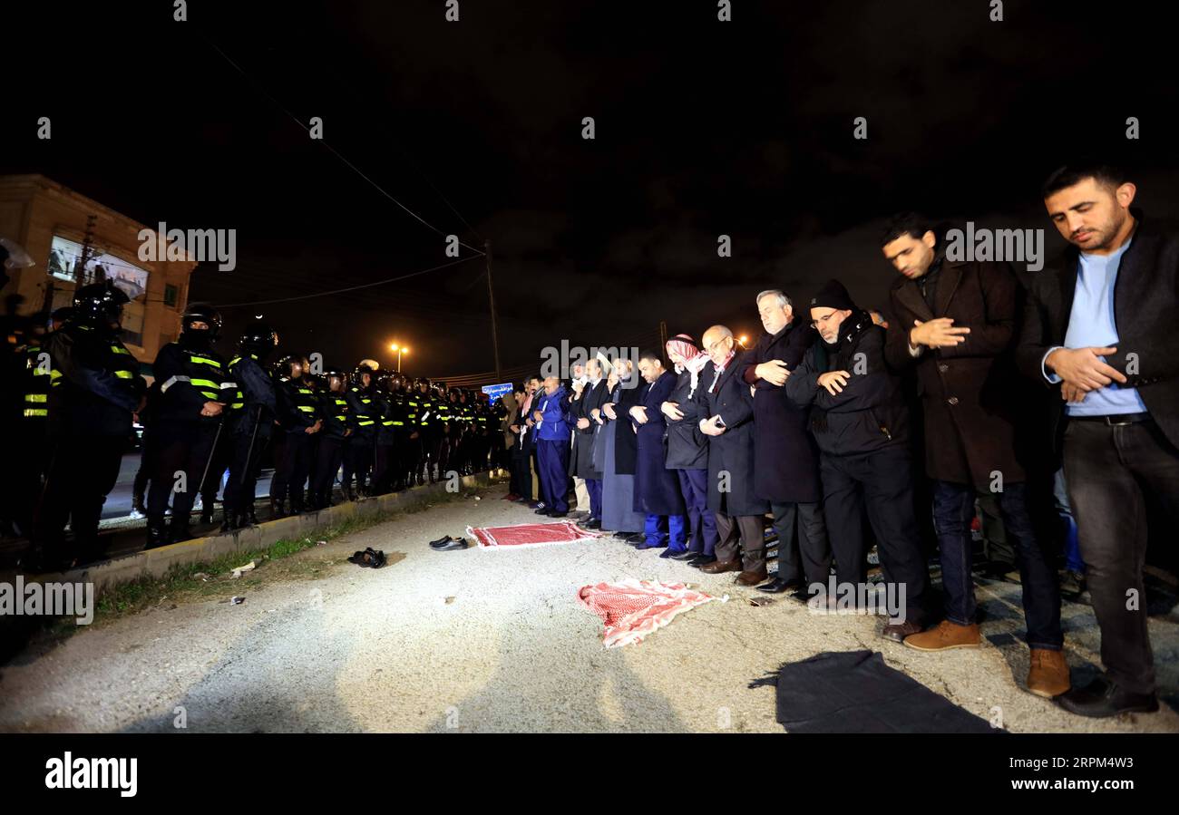 200129 -- PÉKIN, le 29 janvier 2020 -- les forces de sécurité jordaniennes montent la garde alors que les gens prient lors d'une manifestation à Amman, en Jordanie, le 28 janvier 2020. Photo de /Xinhua XINHUA PHOTOS DU JOUR MohammadxAbuxGhosh PUBLICATIONxNOTxINxCHN Banque D'Images