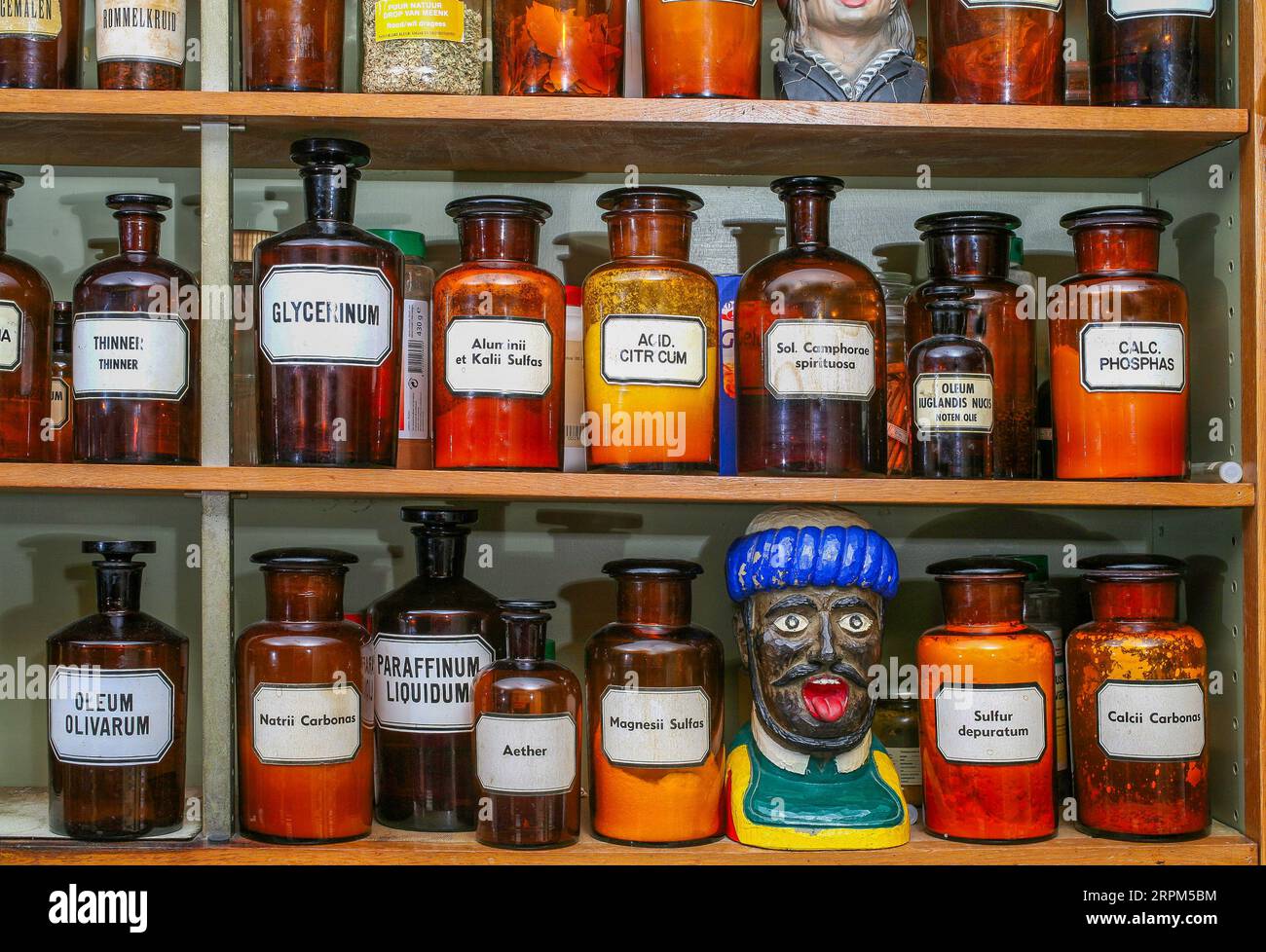 Pays-Bas. la pharmacie a quelques étagères avec de vieilles bouteilles d'ingrédients médicinaux comme décoration Banque D'Images