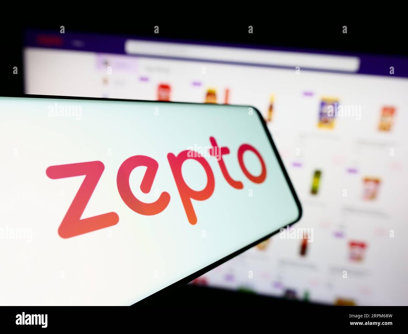 Smartphone avec logo de la société indienne de livraison d'épicerie zepto sur l'écran en face du site Web de l'entreprise. Concentrez-vous sur le centre gauche de l'écran du téléphone. Banque D'Images
