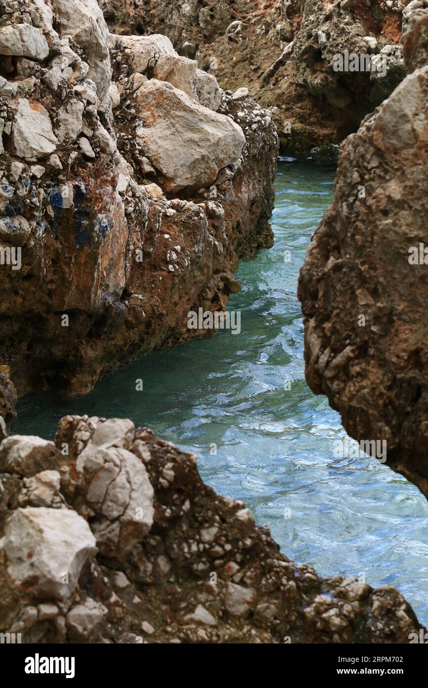 Côte rocheuse en Croatie et eau claire de la mer Adriatique Banque D'Images