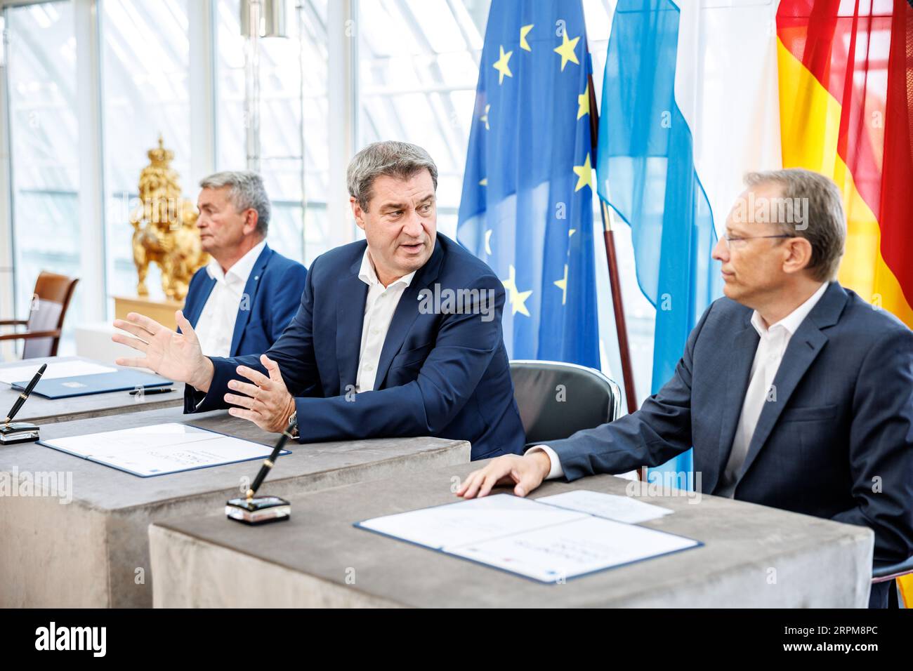 Munich, Allemagne. 05 septembre 2023. Markus Söder (CSU, M), chef de parti et ministre-président de Bavière, s'exprime entre Bertram Brossardt, directeur général de l'Association bavaroise des entreprises (vbw, l), et Bernhard Stiedl, président de la Confédération bavaroise des syndicats (DGB), après avoir signé un accord conjoint sur la gestion de la transformation de l'économie bavaroise à la Chancellerie d'État bavaroise. Crédit : Matthias Balk/dpa/Alamy Live News Banque D'Images