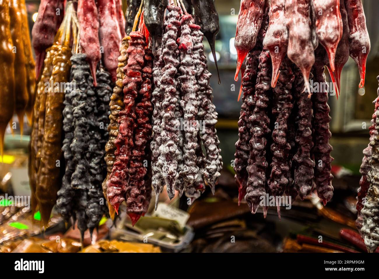 Marché fermier couvert à Telavi, la capitale de la province géorgienne de Kakhétie. Churtchela (ჩურჩხელა) est une confiserie géorgienne. Noix enrobées de pelamushi, une couverture faite à partir de jus de raisin bouilli avec de la farine d'amidon sans sucre Banque D'Images