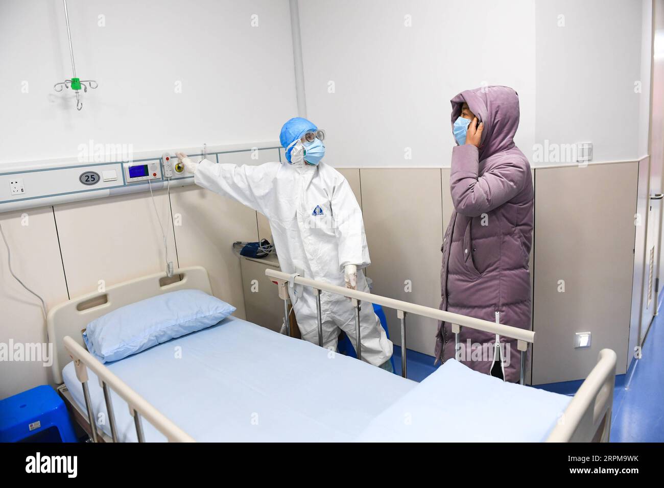 200205 -- WENZHOU, le 5 février 2020 -- le personnel médical assiste à un exercice d'acceptation et de traitement des patients au 2e hôpital affilié et à l'hôpital pour enfants Yuying de l'Université médicale de Wenzhou à Wenzhou, dans la province du Zhejiang de l'est de la Chine, le 4 février 2020. L'hôpital a commencé à fonctionner mardi, devenant le troisième hôpital désigné pour traiter les patients atteints de pneumonie infectés par le nouveau coronavirus dans la ville. Il fournira initialement 100 lits à partir de février 6. L'hôpital compte au plus 800 lits, qui seront également mis en service si nécessaire. CHINE-ZHEJIANG-WENZHOU-CORONAVIRUS-DESIGNA Banque D'Images
