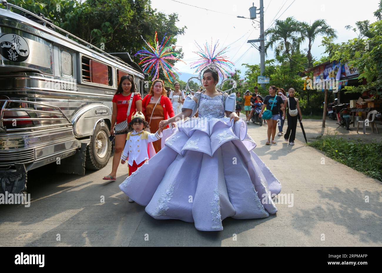 Philippines : concours de beauté religieux-historique Flores de Mayo, défilé culturel rituel de Santacruzan, festival traditionnel dans la province rurale des Philippines Banque D'Images