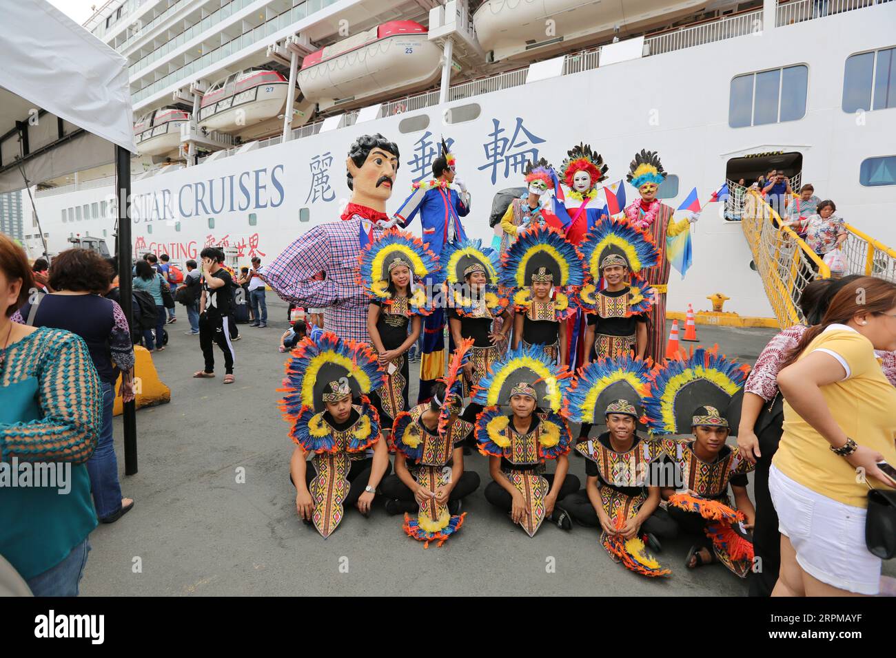 Fête de bienvenue sur le thème de la fête philippine pour bateau de croisière à Manille Pier : musiciens avec des instruments en bambou, danseurs philippins, higantes, drapeaux Banque D'Images