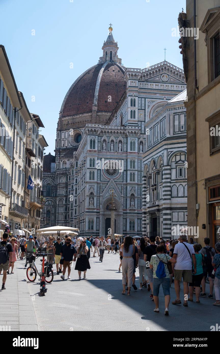 Le Baptistère de Saint-Jean, Florence et la Santa Maria del Fiore sur la Piazza del Duomo à Florence dans la région toscane de l'Italie. Banque D'Images
