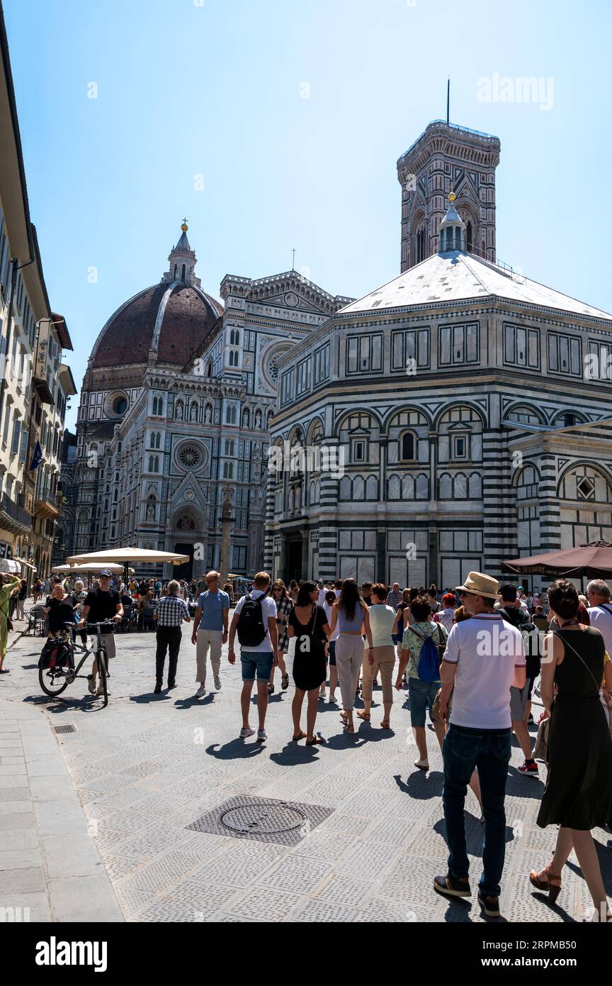 Le Baptistère de Saint-Jean, Florence et la Santa Maria del Fiore sur la Piazza del Duomo à Florence dans la région toscane de l'Italie. Banque D'Images