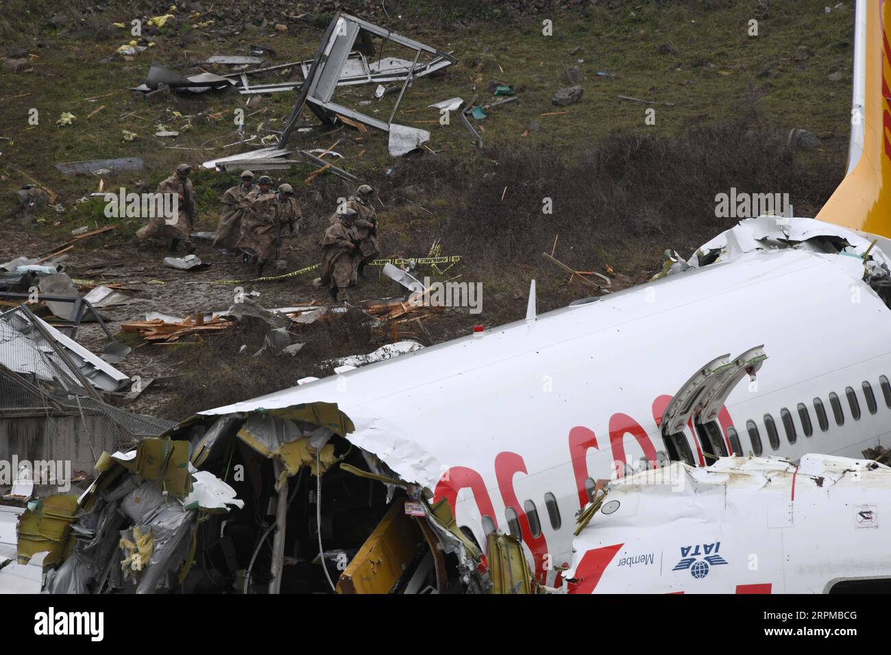 200206 -- ISTANBUL, le 6 février 2020 -- une photo montre le lieu de l'accident d'un avion glissant de la piste à l'aéroport international Sabiha Gokcen d'Istanbul en Turquie le 6 février 2020. Deux ressortissants chinois ont été grièvement blessés dans l'accident, a déclaré jeudi le Consulat général de Chine à Istanbul. Trois personnes ont été tuées et 180 autres blessées lorsqu'un avion a glissé hors de la piste de l'aéroport international Sabiha Gokcen d'Istanbul. SPOT NEWSTURKEY-ISTANBUL-PLANE-SLIDING OFF-CHINESE XUXSUHUI PUBLICATIONXNOTXINXCHN Banque D'Images