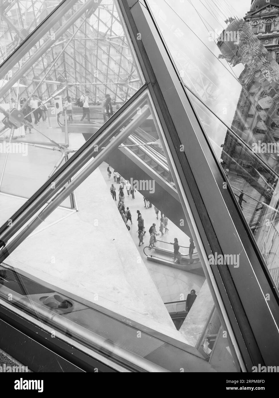 B&W vue à l'intérieur de Pyramide, Musée du Louvre, Paris, France, Europe, UE. Banque D'Images