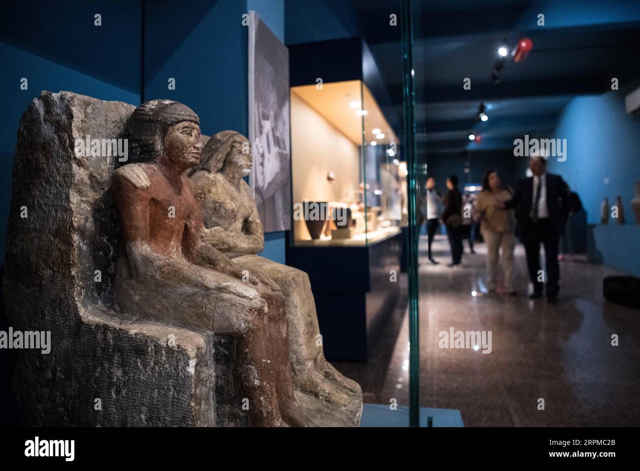 200207 -- MINYA, 7 février 2020 -- la photo prise le 30 janvier 2020 montre une double statue d'une personne appelée Ankh Pepi et de sa femme côte à côte, datant de l'ancien Empire il y a environ 4 500 ans, au musée Mallawi, province de Minya, Égypte. POUR ALLER AVEC la caractéristique : le musée Mallawi de la haute Egypte restaure la popularité des années après le pillage EGYPTE-MINYA-MALLAWI MUSEUM WuxHuiwo PUBLICATIONxNOTxINxCHN Banque D'Images