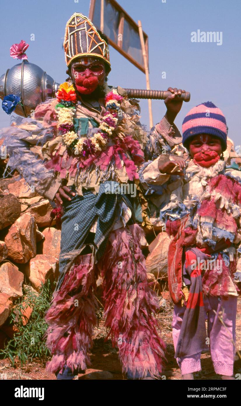 Inde : Saundatti, Karnataka (1994). Chaque année dans le mois hindou de Magh (janvier - février) plus d'un demi-million de personnes se rassemblent autour du minuscule temple de la déesse Yellamma à Saundatti. Yellamma est la patronne des devadasi ou des femmes dédiées au service d'une divinité ou d'un temple. Banque D'Images