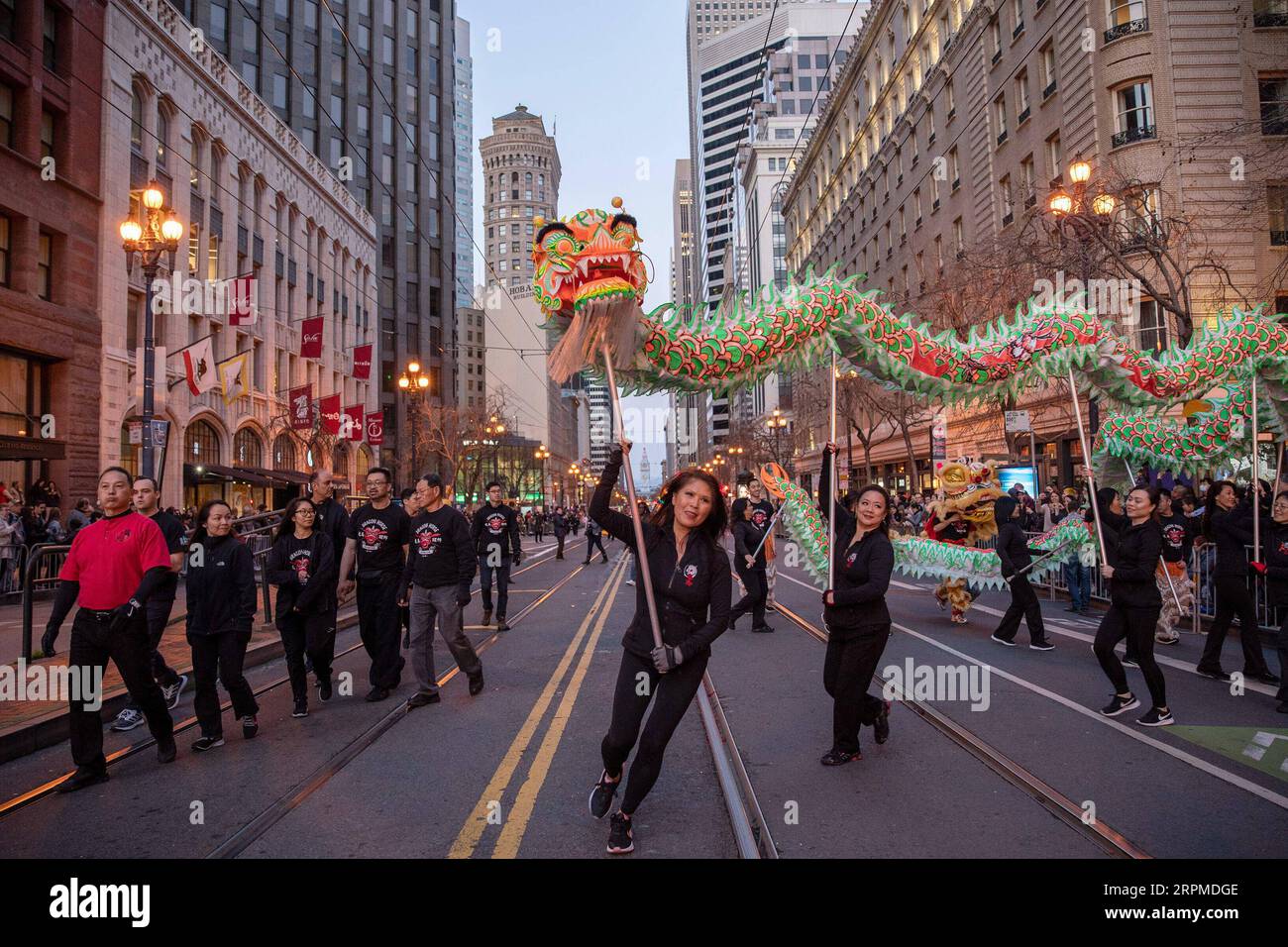 200209 -- SAN FRANCISCO, le 9 février 2020 Xinhua -- la danse du dragon est exécutée lors d'un défilé célébrant le nouvel an lunaire chinois à San Francisco, aux États-Unis, le 8 février 2020. San Francisco a organisé un grand défilé annuel samedi pour marquer le nouvel an lunaire chinois du Rat, avec des dizaines de milliers de résidents et de visiteurs qui se sont présentés pour la tradition centenaire de la ville américaine de la communauté chinoise. Photo Li Jianguo/Xinhua U.S.-SAN FRANCISCO-CHINESE LUNAR NOUVEL AN-PARADE PUBLICATIONxNOTxINxCHN Banque D'Images