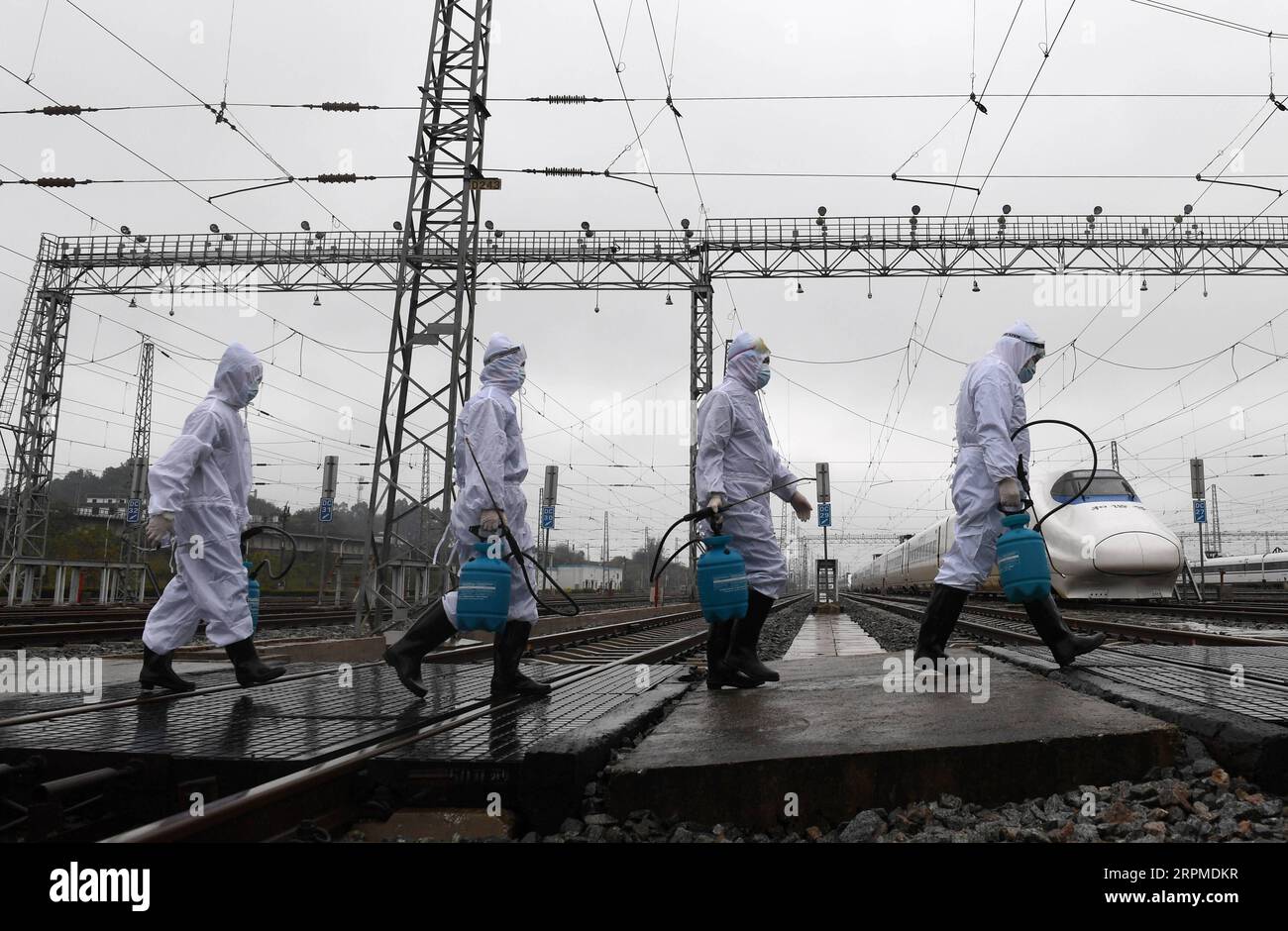 200209 -- NANNING, 9 février 2020 -- des membres du personnel des chemins de fer se préparent à désinfecter les trains à grande vitesse à Nanning, dans la région autonome de Guangxi Zhuang, dans le sud de la Chine, le 6 février 2020. Depuis l’apparition du nouveau coronavirus, le Guangxi a pris diverses mesures, notamment en améliorant la publicité pour la prévention du virus et en développant la production de fournitures médicales, pour mieux lutter contre l’épidémie. CHINE-GUANGXI-NOUVEAU CORONAVIRUS-MESURES CN LUXBOAN PUBLICATIONXNOTXINXCHN Banque D'Images