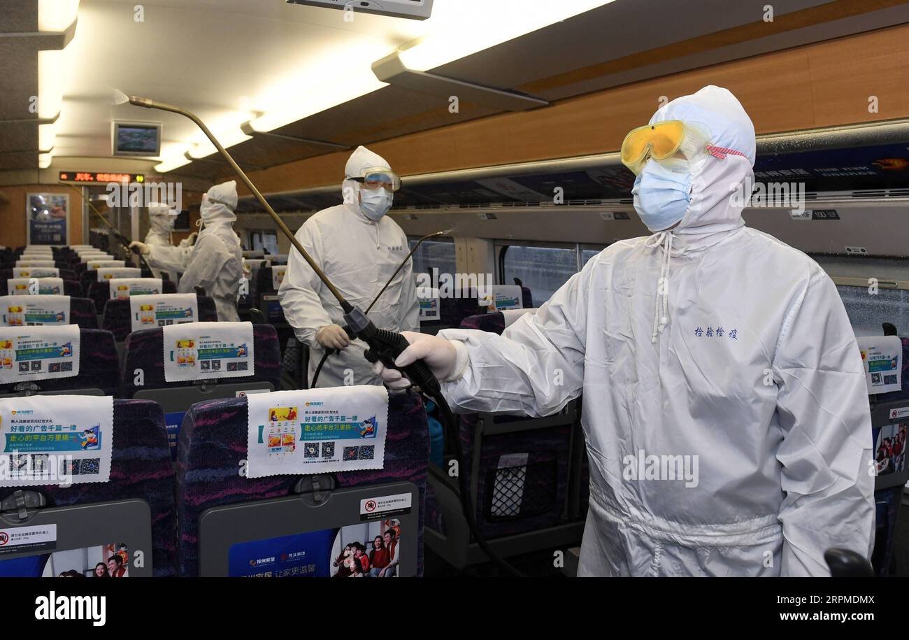 200209 -- NANNING, 9 février 2020 -- des membres du personnel des chemins de fer désinfectent un train à grande vitesse à Nanning, dans la région autonome de Guangxi Zhuang, dans le sud de la Chine, le 6 février 2020. Depuis l’apparition du nouveau coronavirus, le Guangxi a pris diverses mesures, notamment en améliorant la publicité pour la prévention du virus et en développant la production de fournitures médicales, pour mieux lutter contre l’épidémie. CHINE-GUANGXI-NOUVEAU CORONAVIRUS-MESURES CN LUXBOAN PUBLICATIONXNOTXINXCHN Banque D'Images