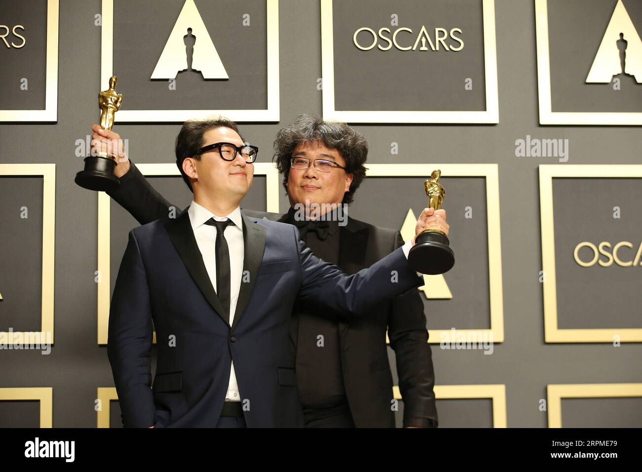 200210 -- LOS ANGELES, 10 février 2020 -- Han Jin-won L et Bong Joon-ho tiennent les Oscars remportés par parasite lors de la 92e cérémonie des Oscars au Dolby Theatre de Los Angeles, aux États-Unis, le 9 février 2020. La comédie noire sud-coréenne parasite s'est avérée être le plus grand gagnant de la 92e cérémonie des Oscars dimanche soir. Outre Nabbing Best Picture, le thriller de classe de genre a également remporté le prix du meilleur réalisateur pour Bong Joon-ho, du meilleur long métrage international et du meilleur scénario original. Parasite est également entré dans l'histoire aux 92e Oscars en devenant le premier film en langue étrangère Banque D'Images