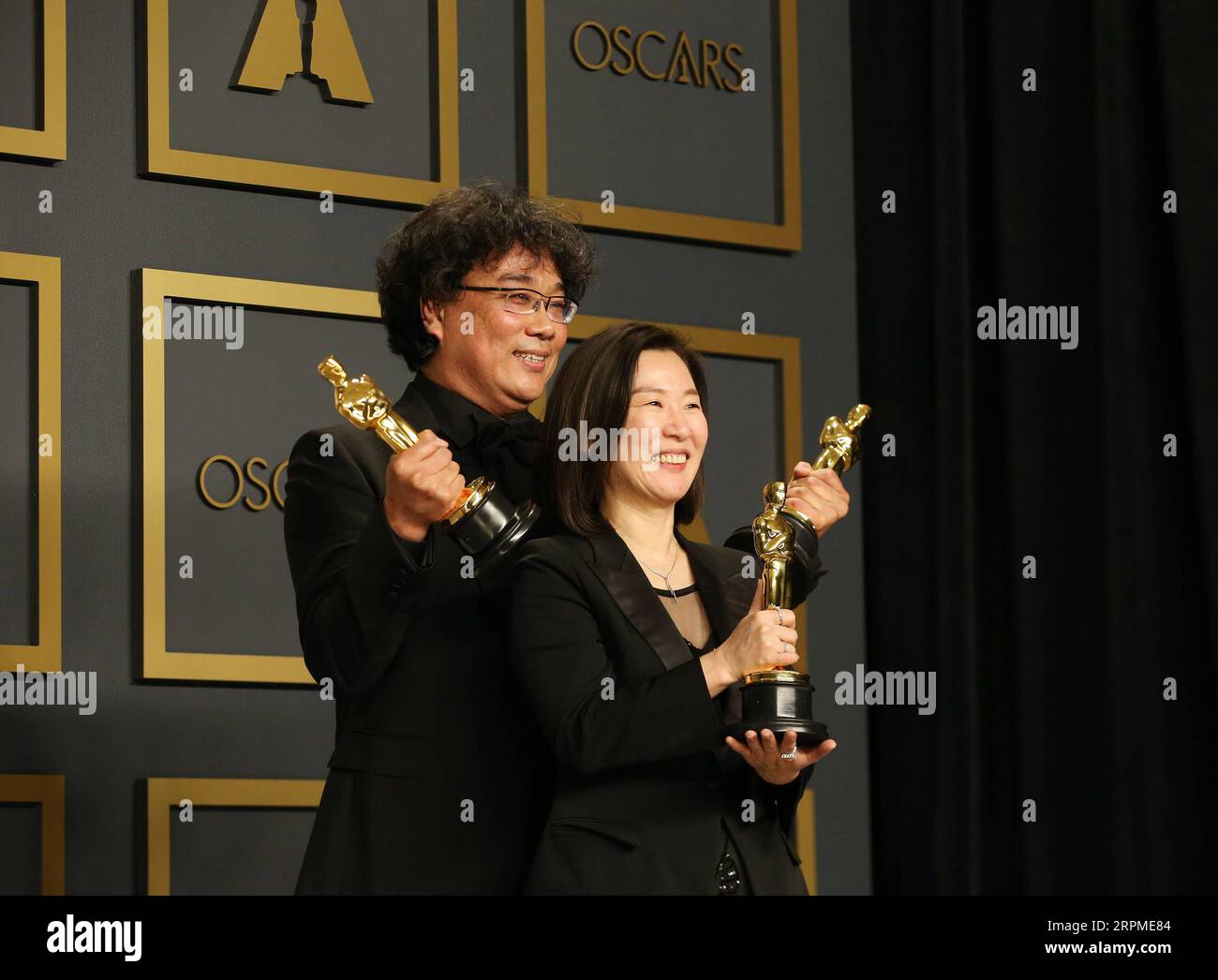 200210 -- LOS ANGELES, 10 février 2020 -- Kwak sin-ae front et Bong Joon-ho tiennent les Oscars remportés par parasite lors de la 92e cérémonie des Oscars au Dolby Theatre de Los Angeles, aux États-Unis, le 9 février 2020. La comédie noire sud-coréenne parasite s'est avérée être le plus grand gagnant de la 92e cérémonie des Oscars dimanche soir. Outre Nabbing Best Picture, le thriller de classe de genre a également remporté le prix du meilleur réalisateur pour Bong Joon-ho, du meilleur long métrage international et du meilleur scénario original. Parasite a également fait l'histoire aux 92e Oscars en devenant la première langue étrangère f Banque D'Images