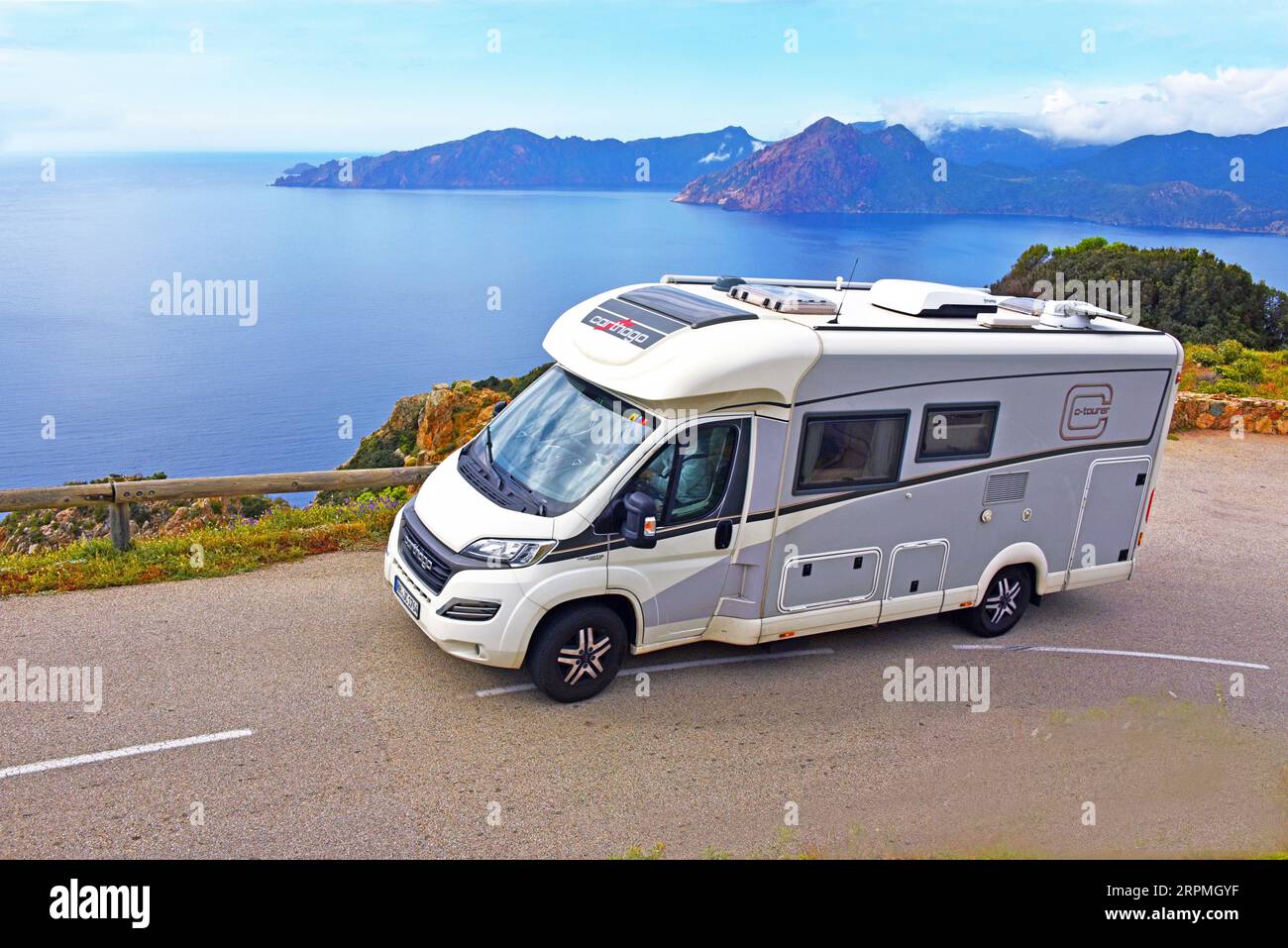 Camping-car sur la route de la plage d'Arone près du village de Piana sur Golfe de Porto, France, Corse, Piana, Arone Banque D'Images