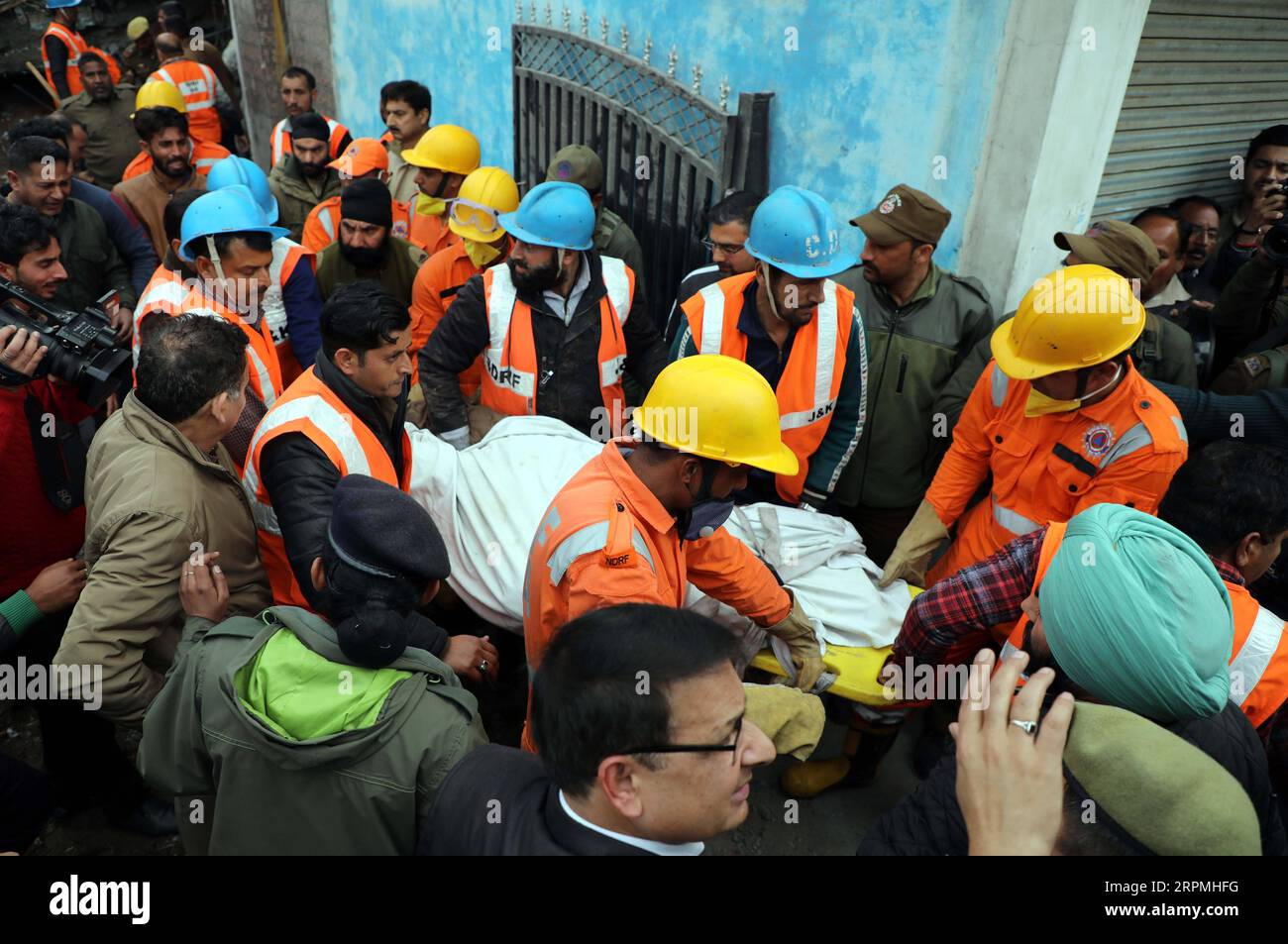 200212 -- JAMMU, le 12 février 2020 -- des membres de l'équipe de secours portent le corps d'un pompier sur le site d'un incendie à Jammu, la capitale hivernale du Cachemire contrôlé par l'Inde, le 12 février 2020. Au moins trois pompiers ont été tués et neuf autres, dont quatre civils blessés mercredi après l'effondrement d'un bâtiment à la suite d'un incendie dans le Cachemire contrôlé par l'Inde, a déclaré la police. KASHMIR-JAMMU-FIRE Stringer PUBLICATIONxNOTxINxCHN Banque D'Images