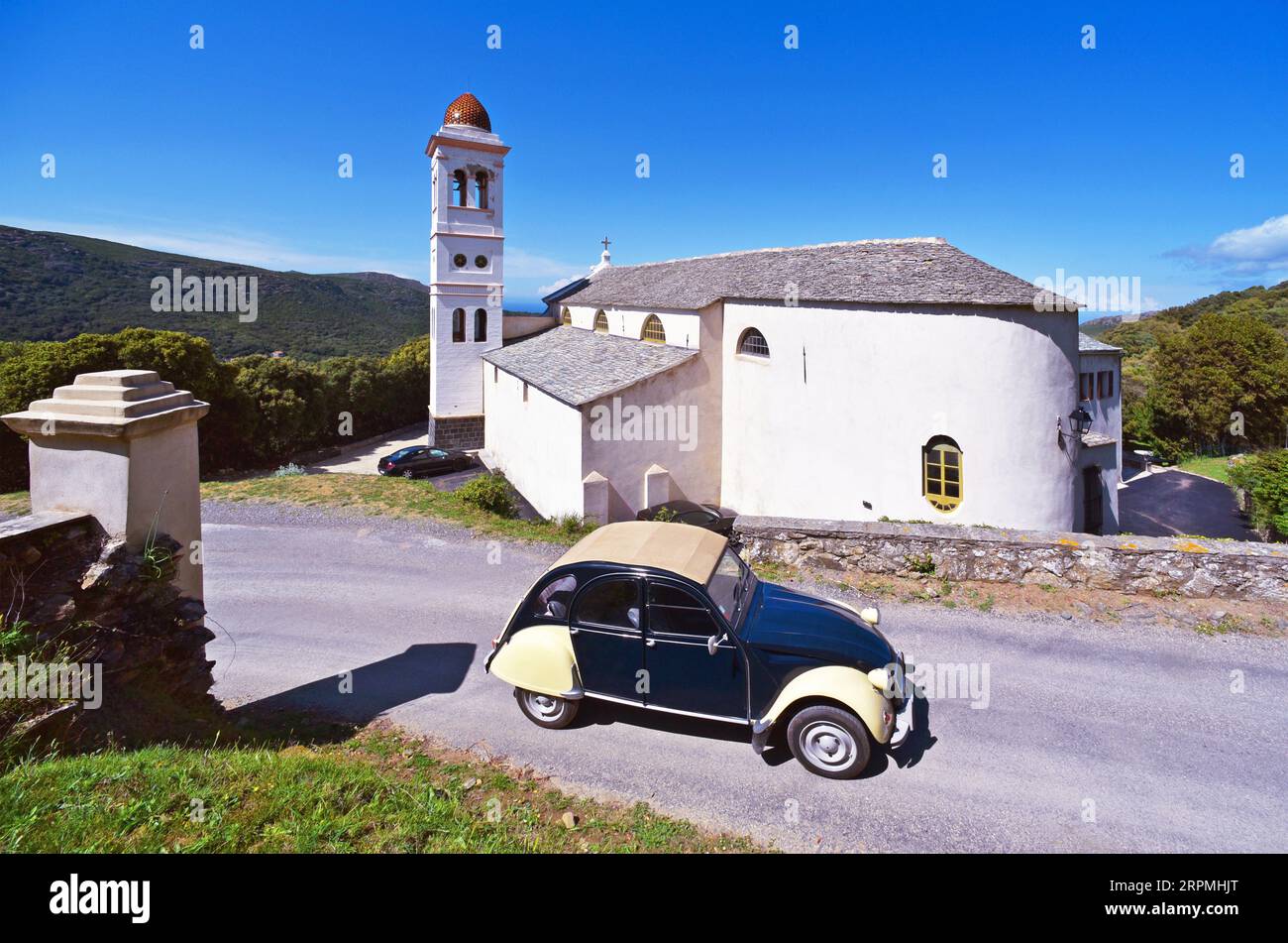 église Sainte Marie et Citroën 2 chevaux, France, Corse, Cap Corse, Ersa Banque D'Images