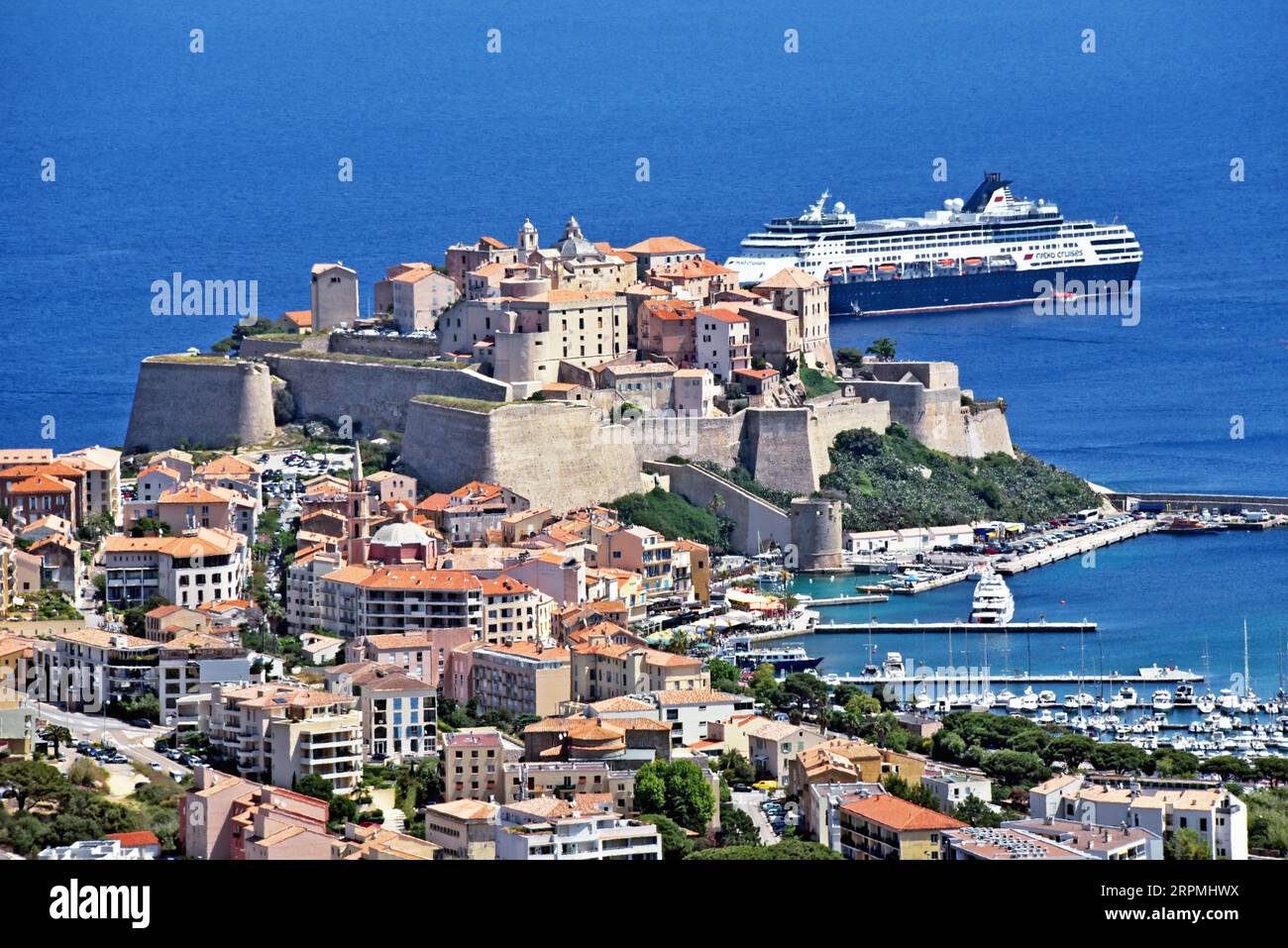 château et bateau de croisière, France, Corse, Calvi, Balagne Banque D'Images