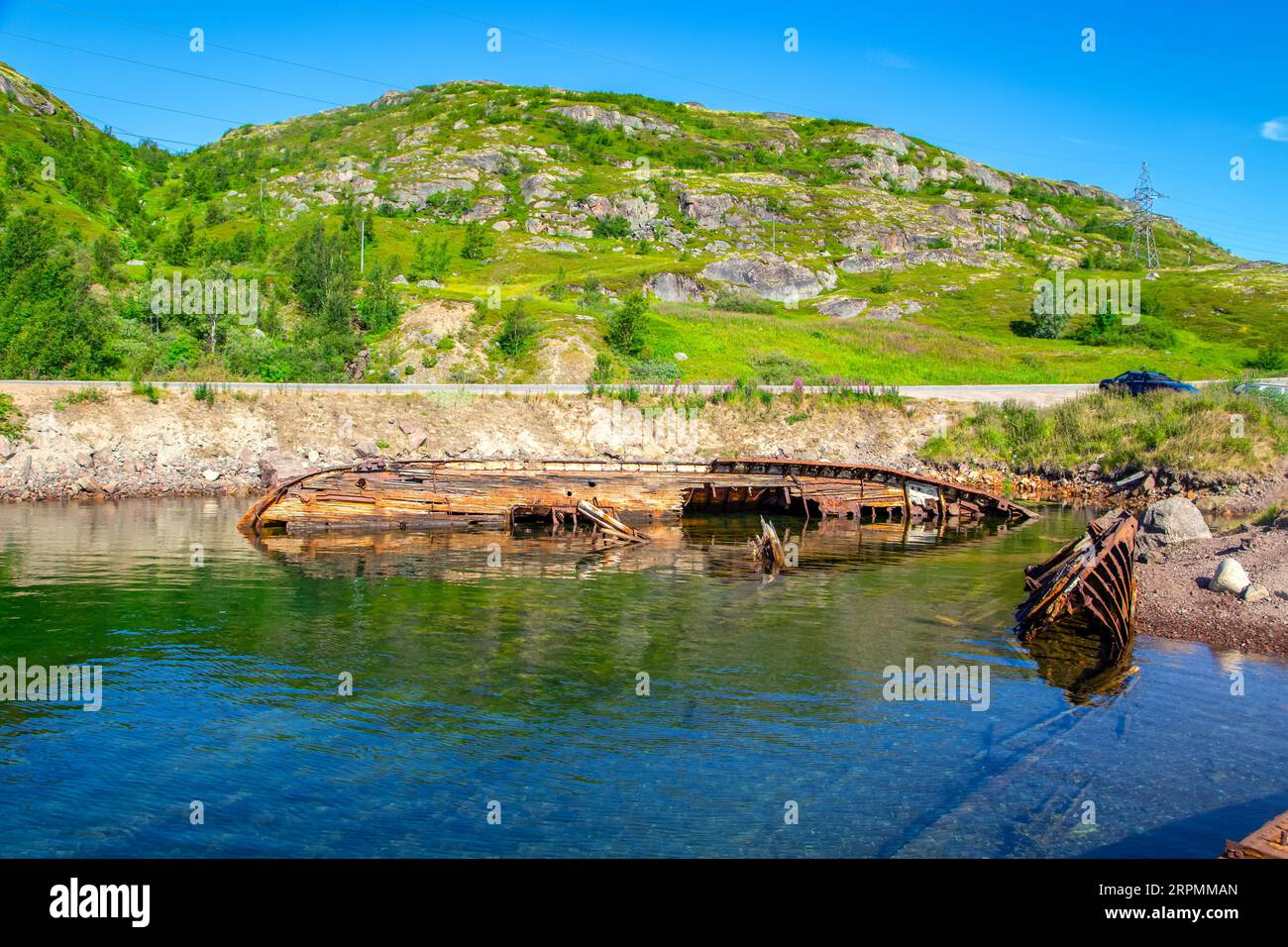 Cimetière des navires perdus dans le petit village de pêcheurs de Teriberka. Côte de la mer de Barents. Teriberka, région de Mourmansk, Russie - 19 juillet 2023. Banque D'Images