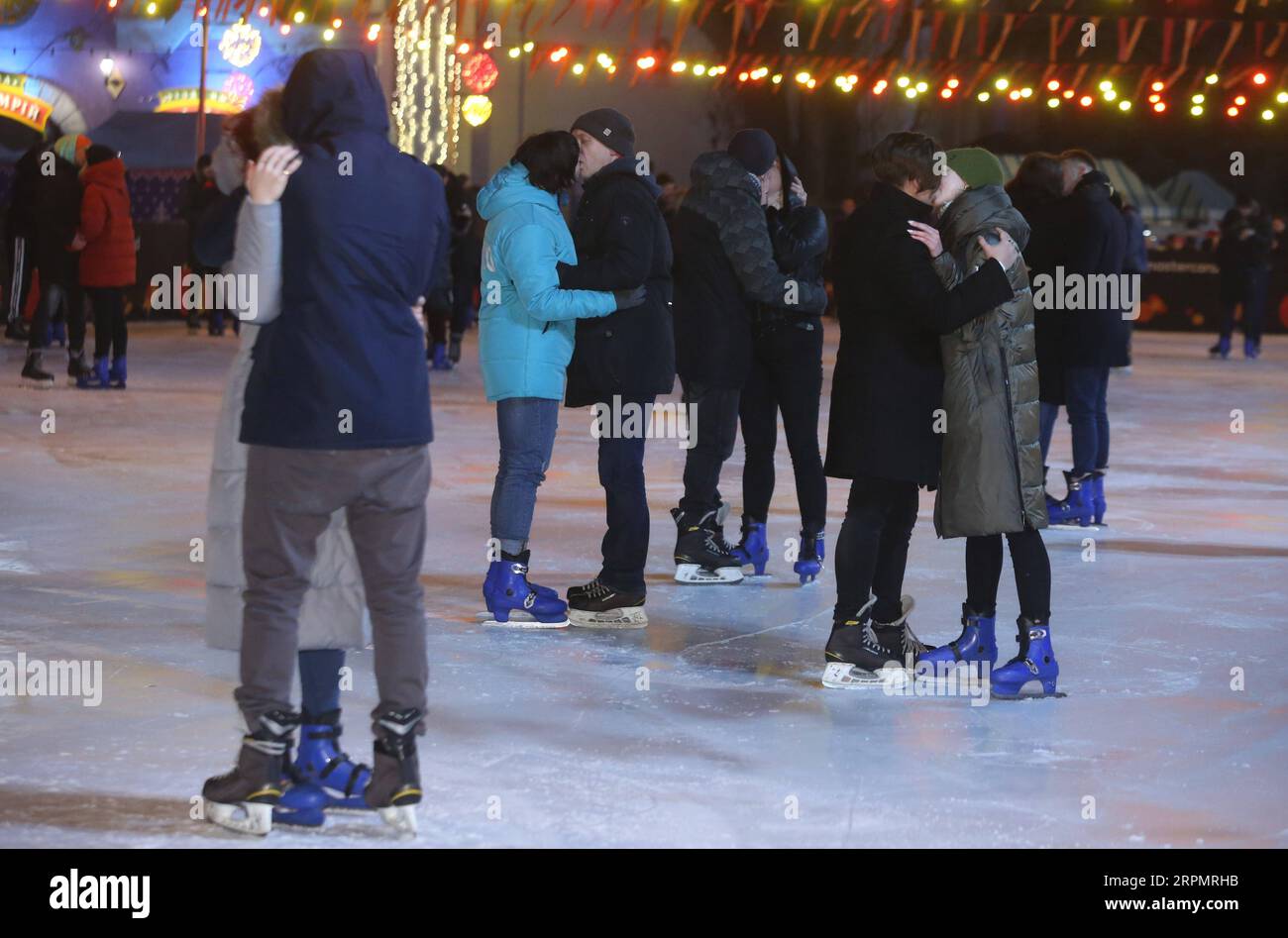 200216 -- KIEV, le 16 février 2020 -- des amoureux s'embrassent simultanément pendant 15 secondes sur une grande patinoire du complexe national Expocentre d'Ukraine lors d'un événement célébrant la Saint-Valentin à Kiev, Ukraine, le 15 février 2020. Photo de /Xinhua UKRAINE-KIEV-SAINT VALENTIN SergeyxStarostenko PUBLICATIONxNOTxINxCHN Banque D'Images